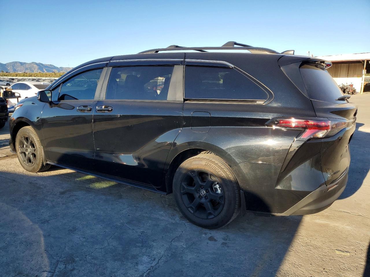 2025 Toyota Sienna Woodland Edition - Image 2