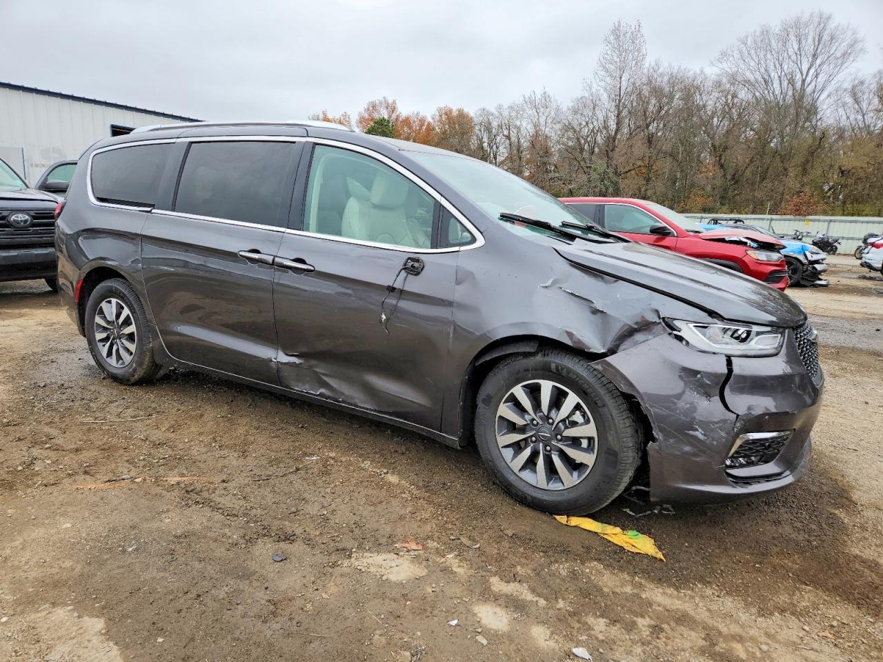 2021 Chrysler Pacifica Hybrid Touring L - Image 4