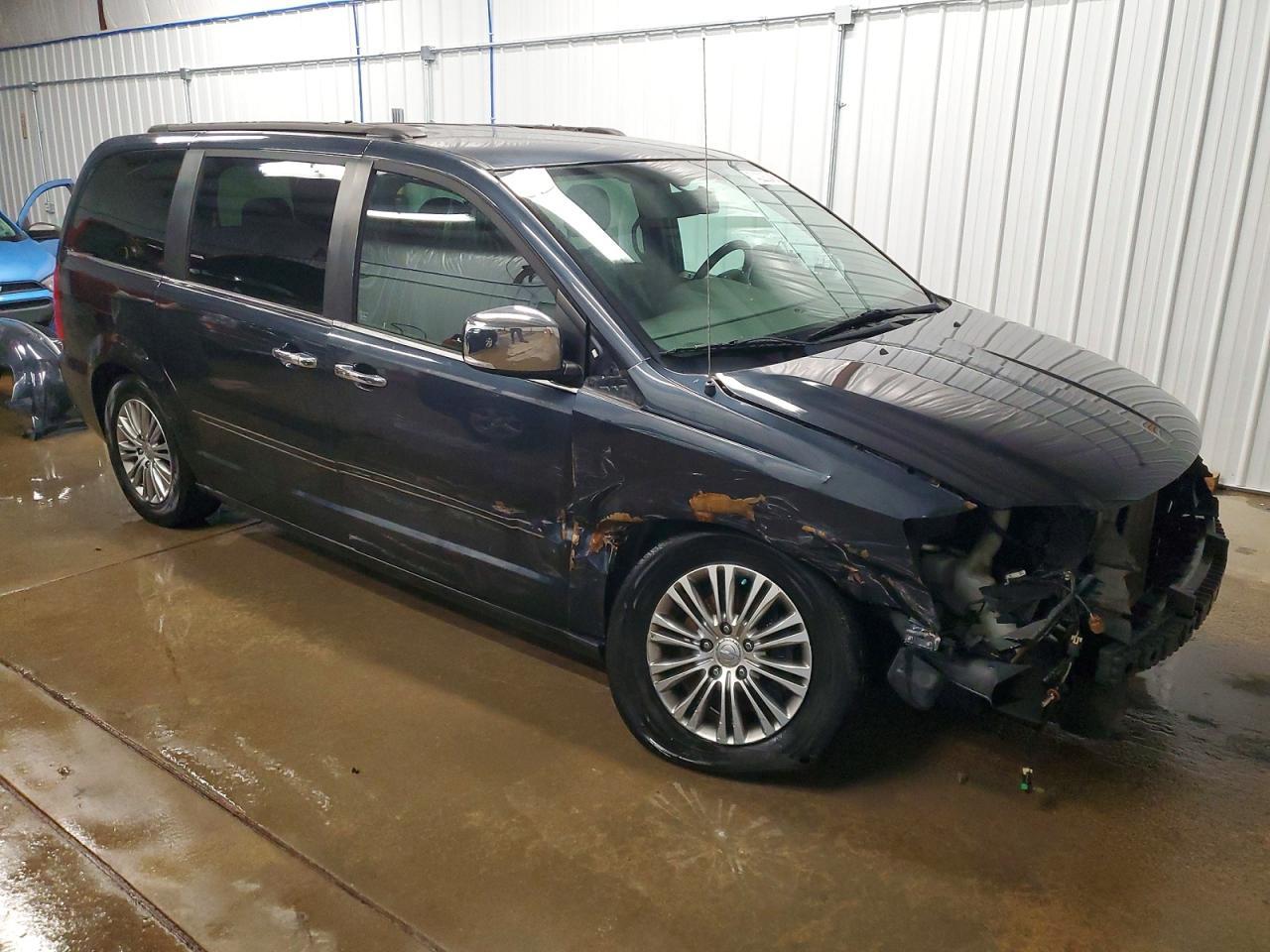 2014 Chrysler Town & Country Touring L - Фото 4