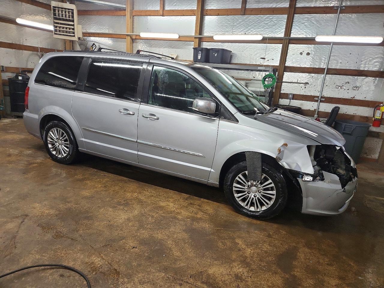 2013 Chrysler Town & Country Touring L - Image 4