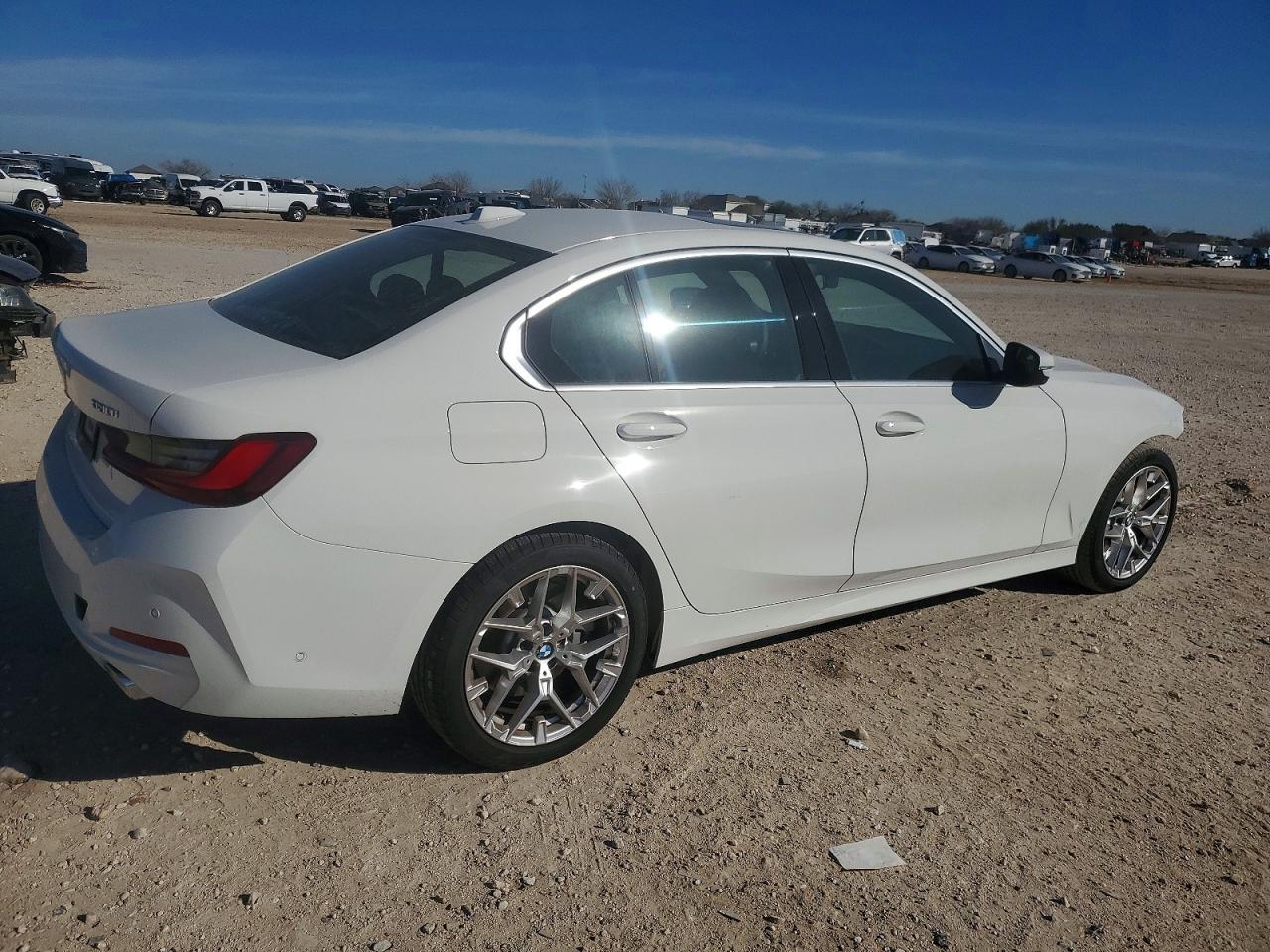 2025 BMW 330I - Фото 3