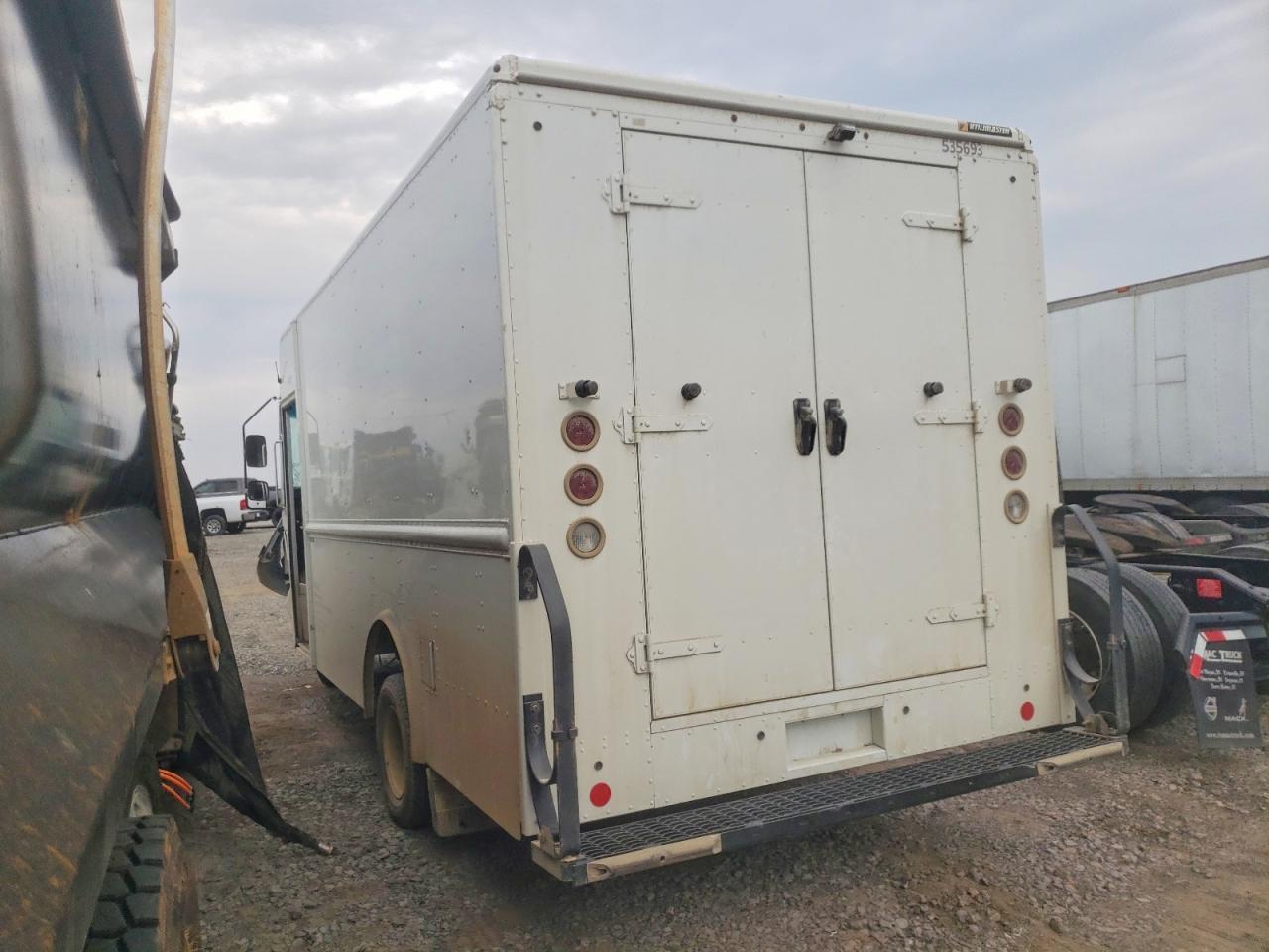 2022 Ford E450 Delivery Truck - Image 2
