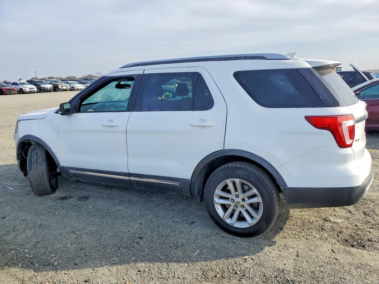 2016 Ford Explorer Xlt - Фото 2
