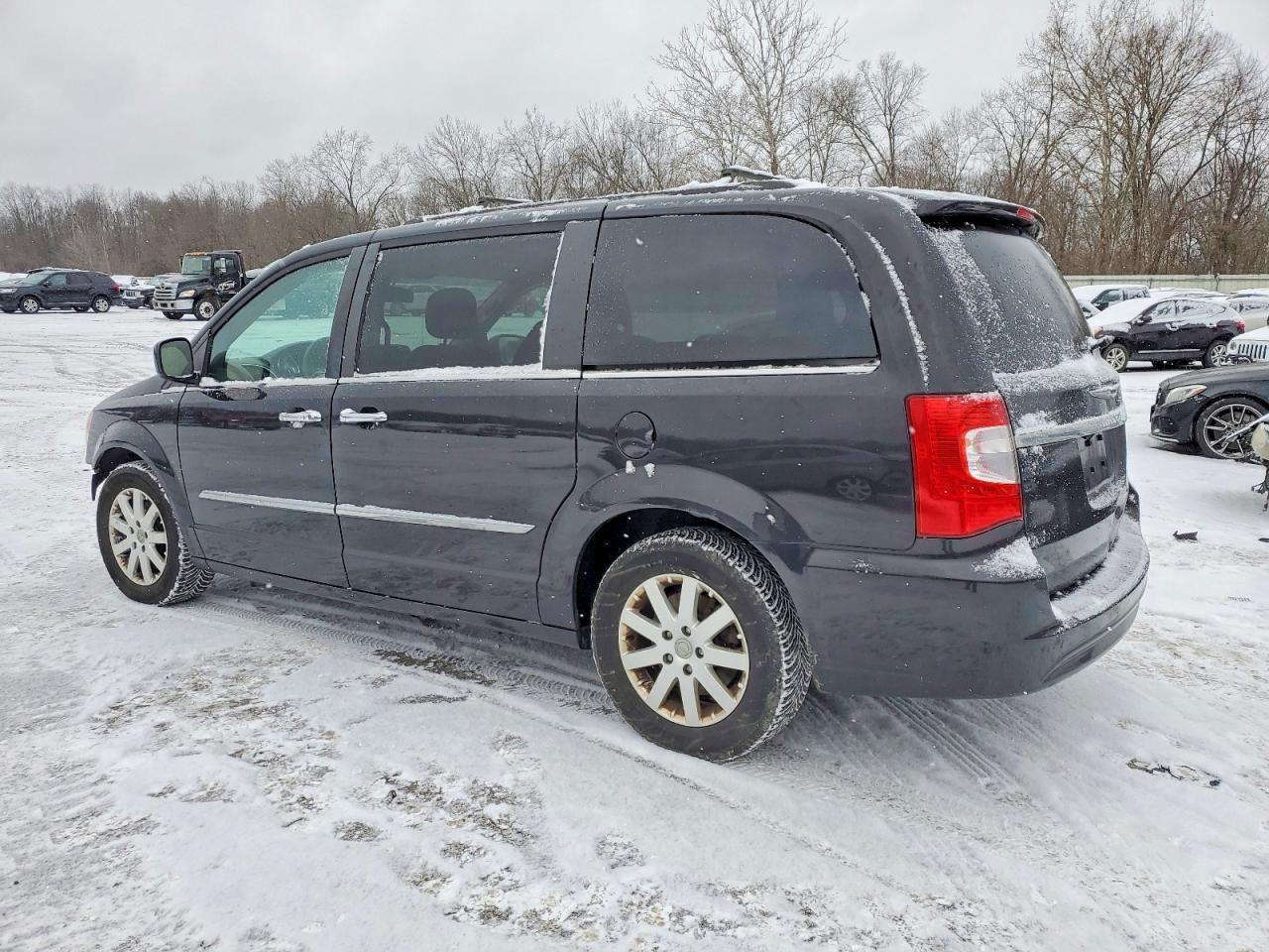 2014 Chrysler Town & Country Touring - Image 2