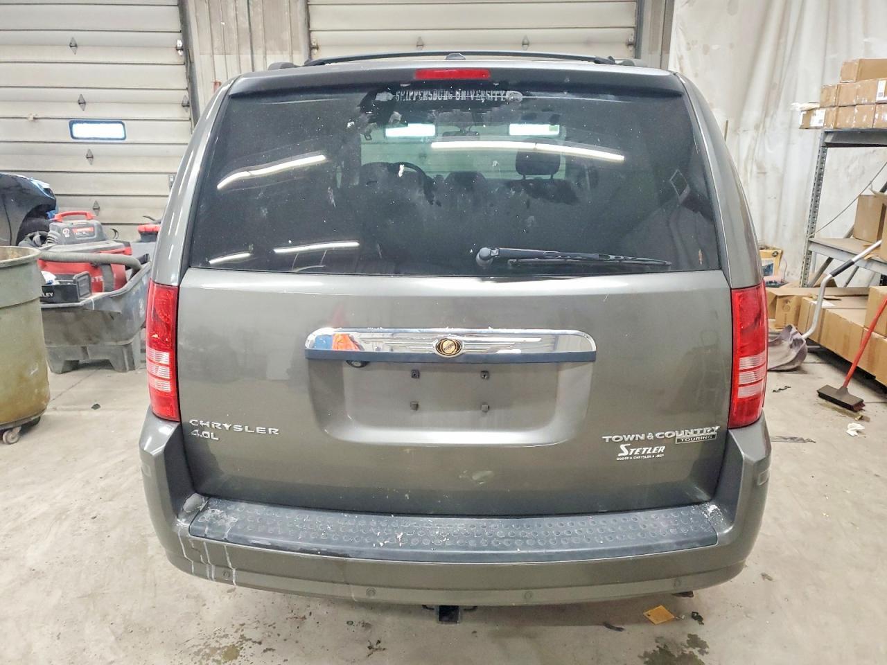2010 Chrysler Town & Country Touring Plus - Фото 6