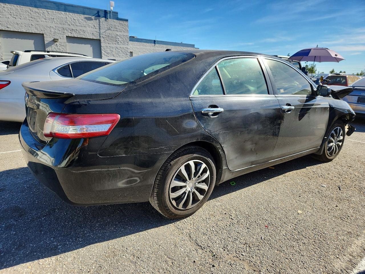 2011 Toyota Camry Le - Фото 3