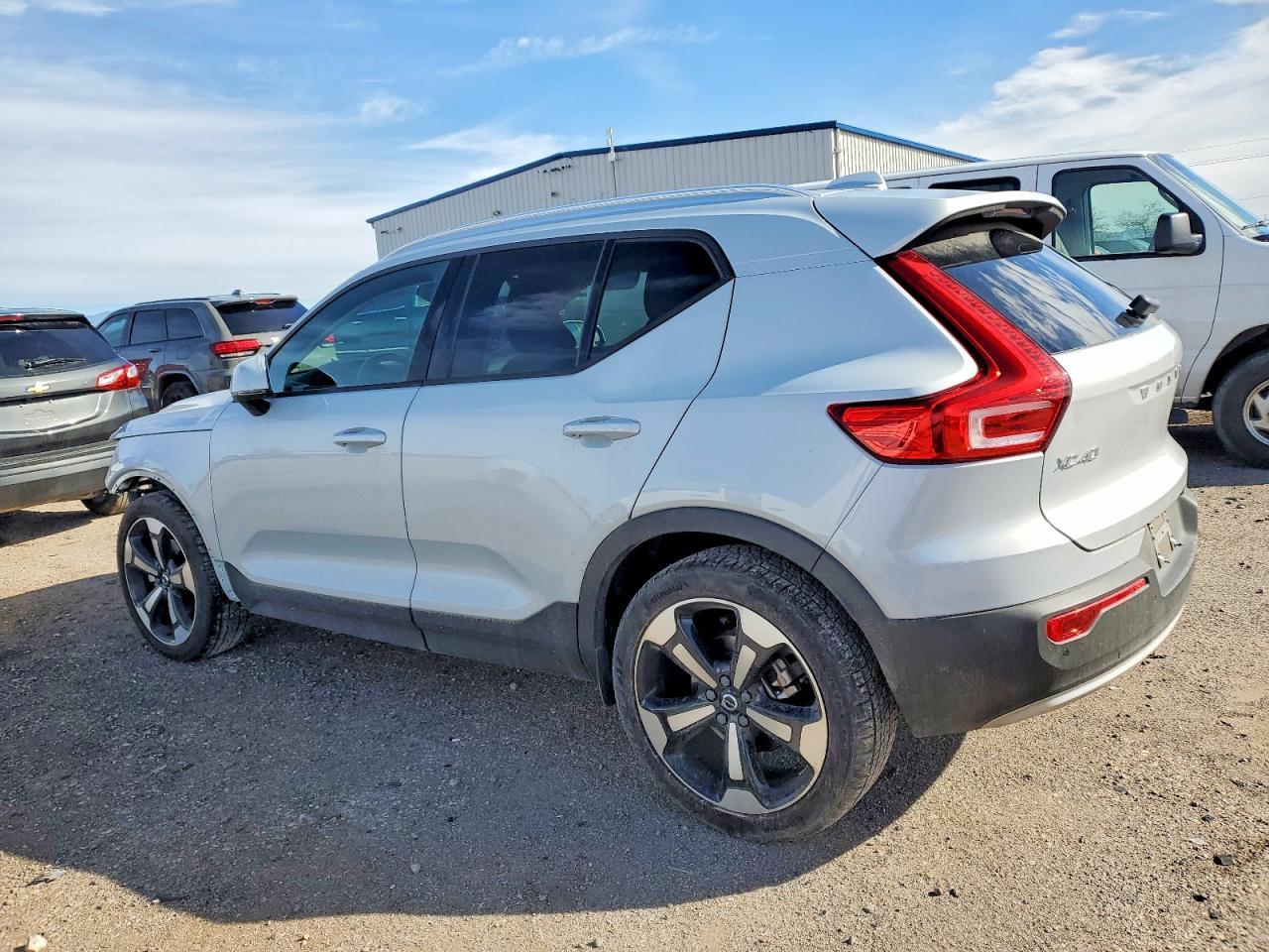 2020 Volvo Xc40 T5 Momentum - Фото 2