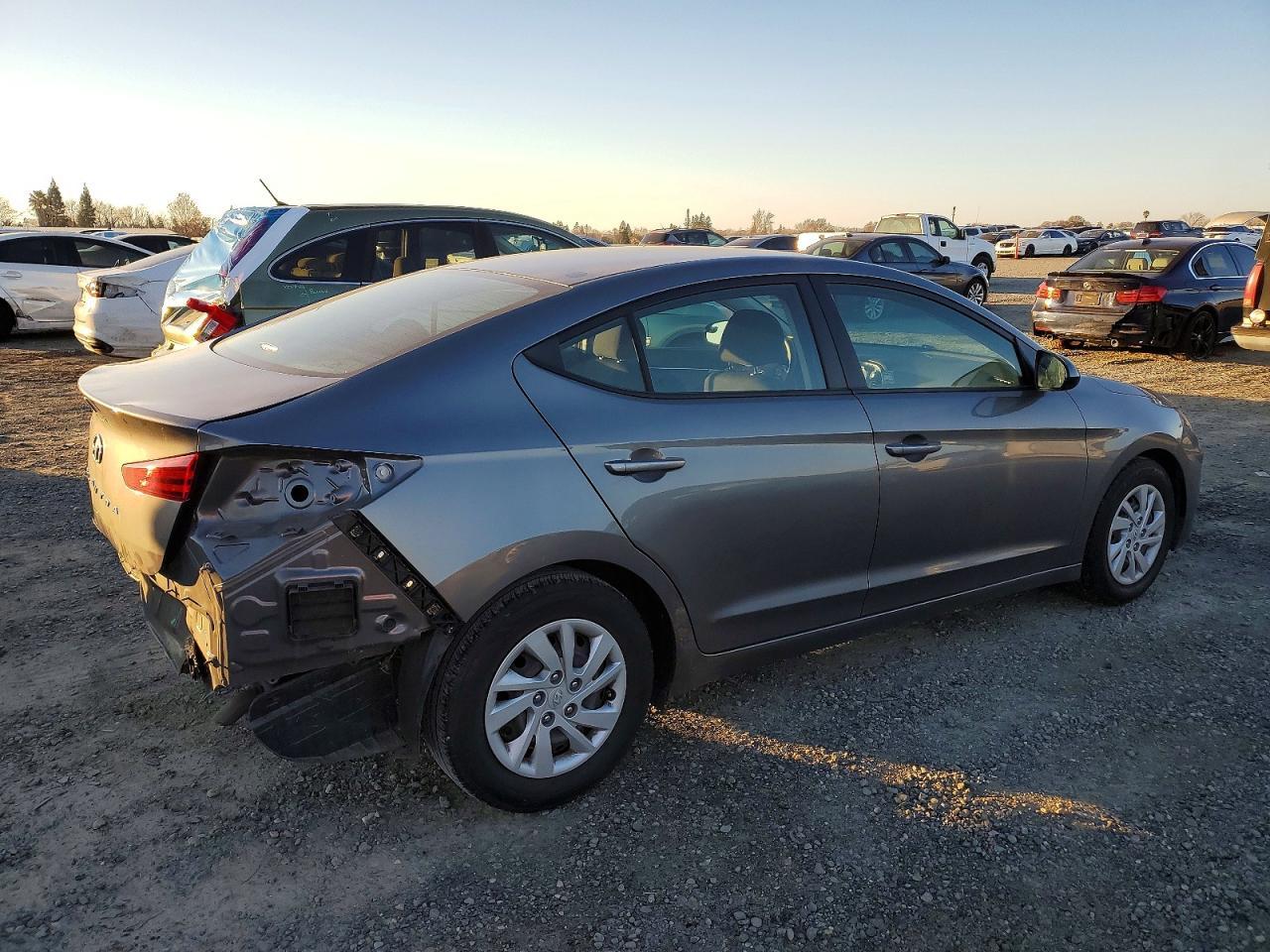 2020 Hyundai Elantra Se - Фото 3