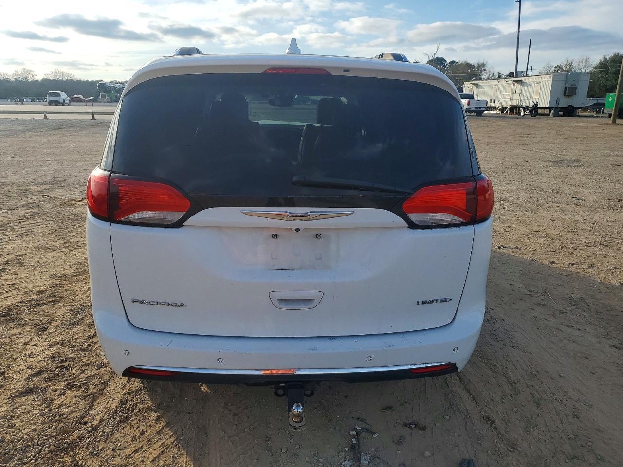 2017 Chrysler Pacifica Limited - Image 6