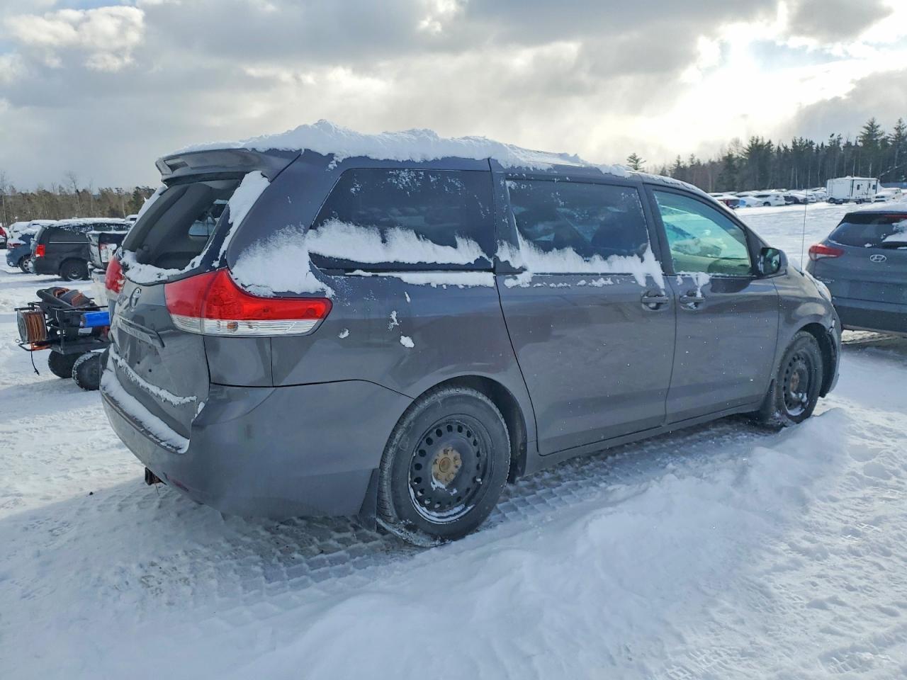 2012 Toyota Sienna Le - Фото 3