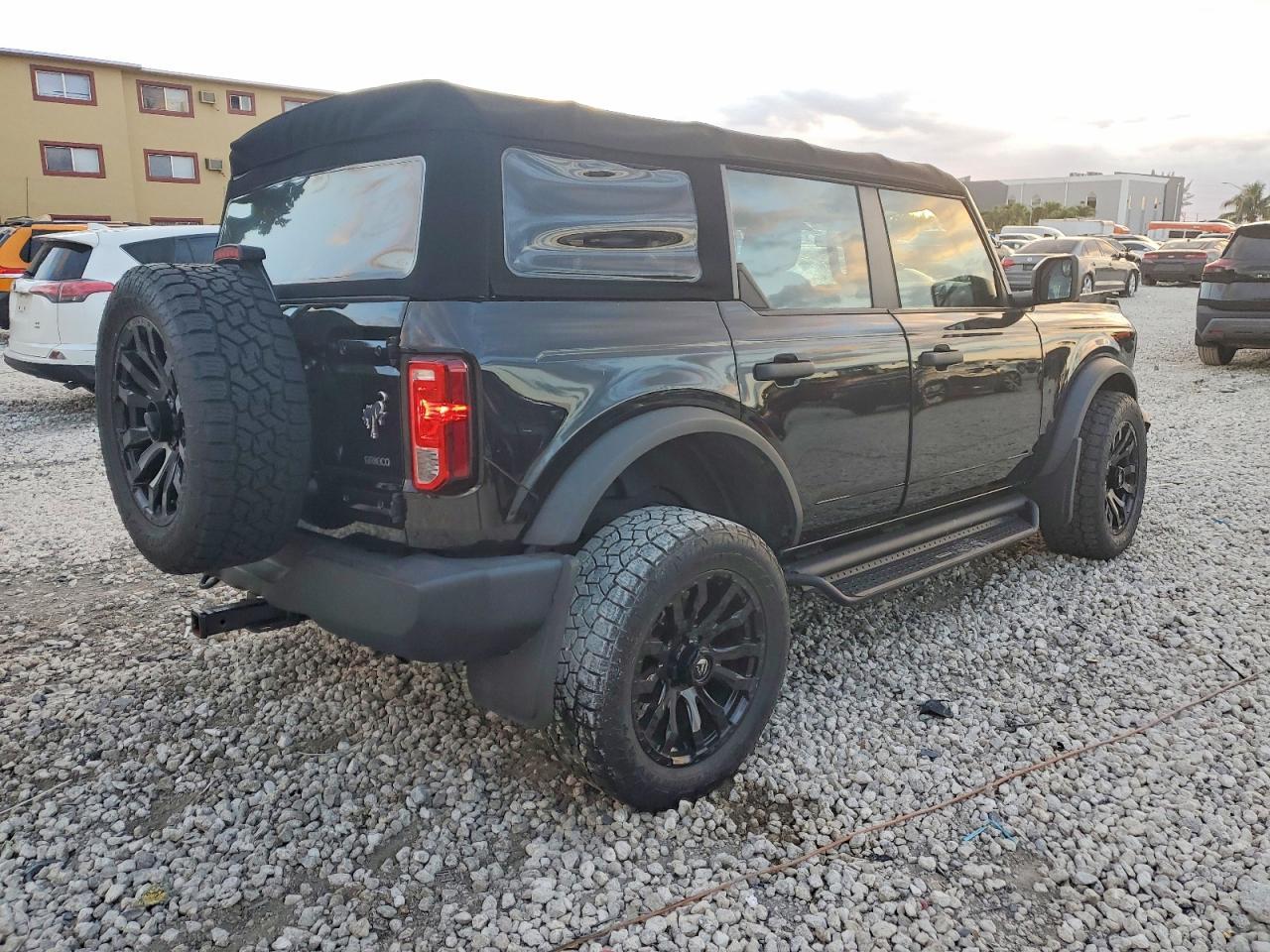 2021 Ford Bronco Base - Image 3