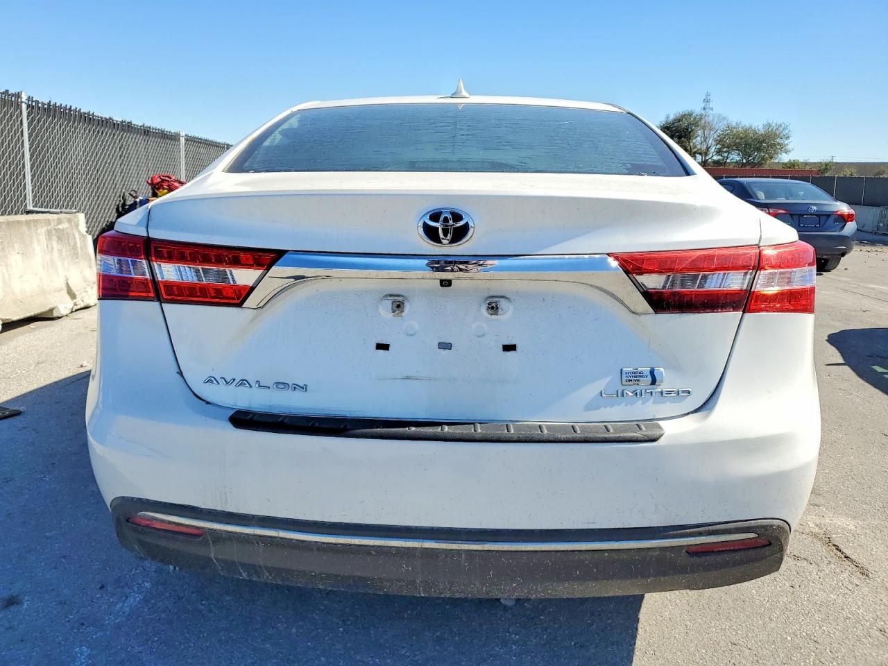 2014 Toyota Avalon Hybrid - Image 6