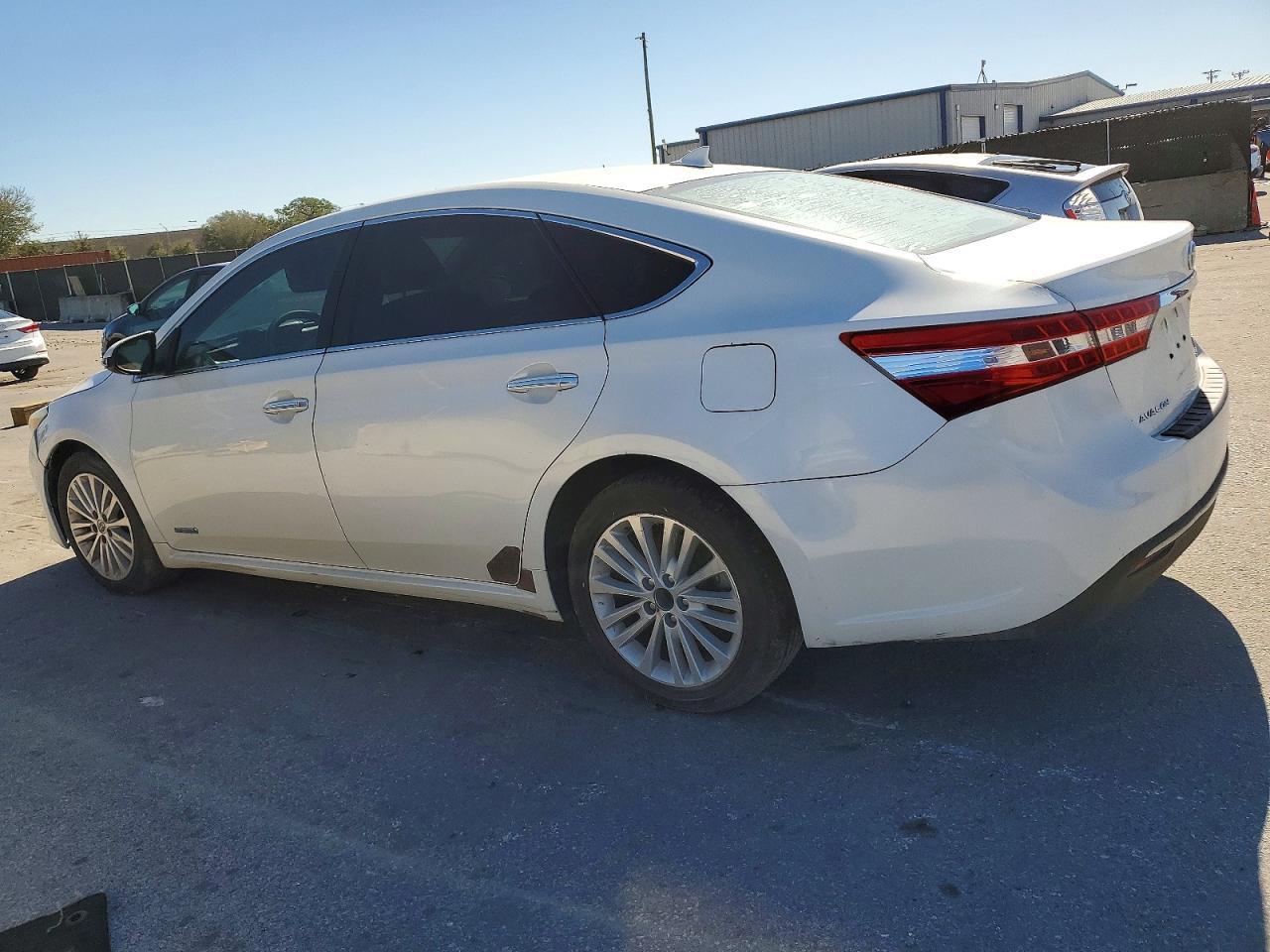 2014 Toyota Avalon Hybrid - Image 2
