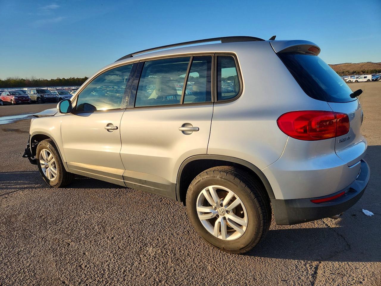 2017 Volkswagen Tiguan S - Фото 2