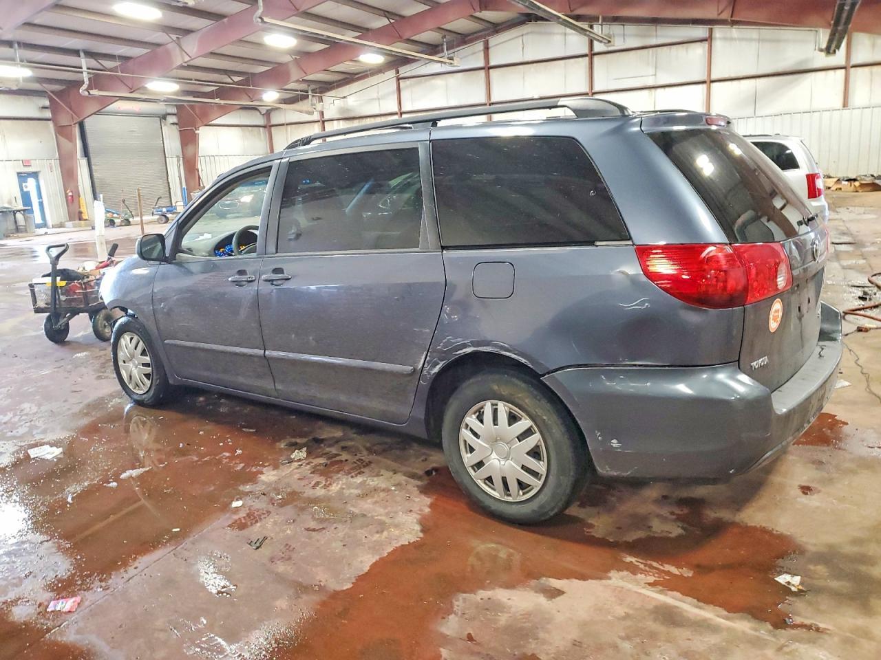 2009 Toyota Sienna Le 8-Passenger - Image 2
