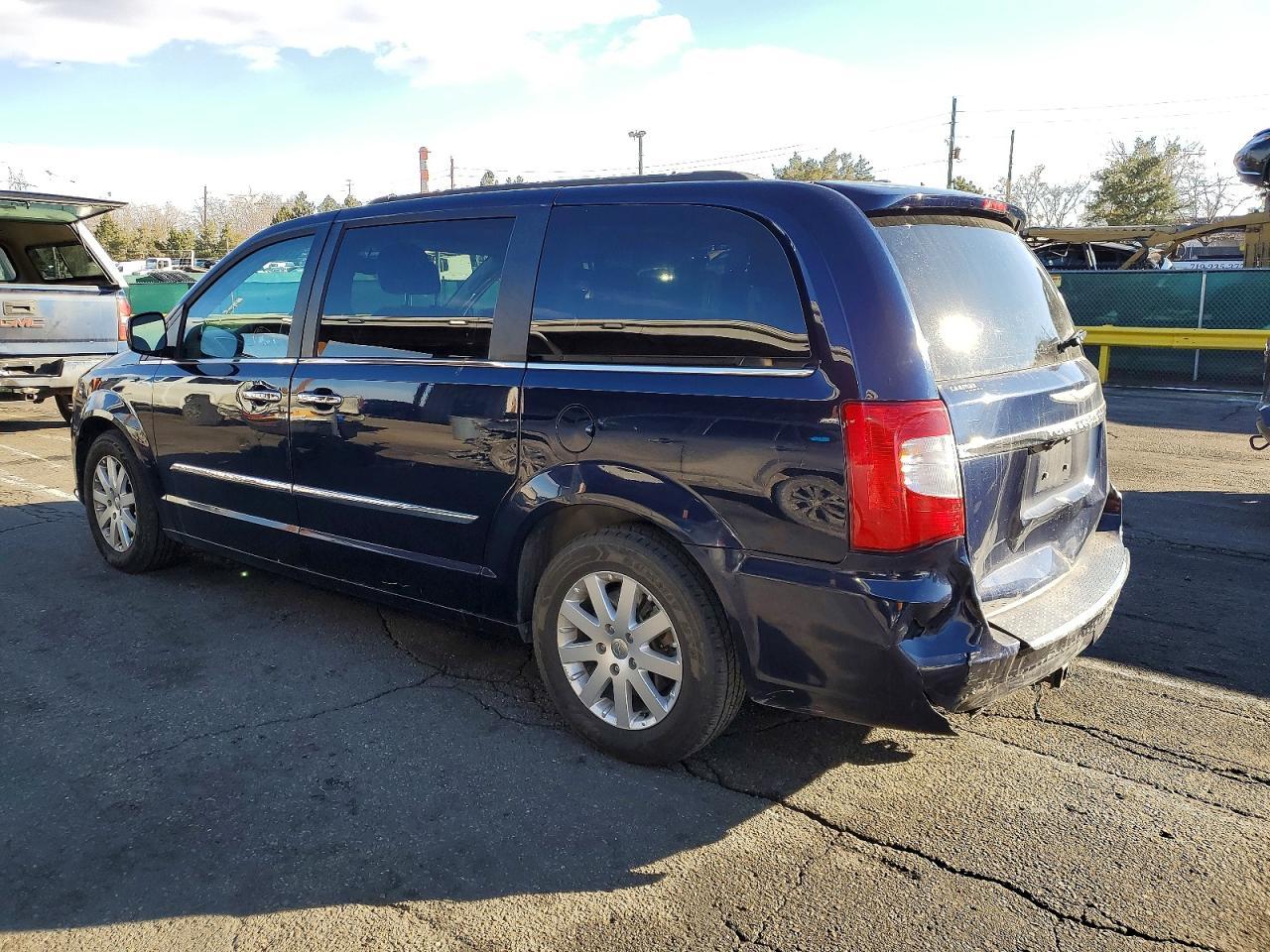 2016 Chrysler Town & Country Touring - Фото 2