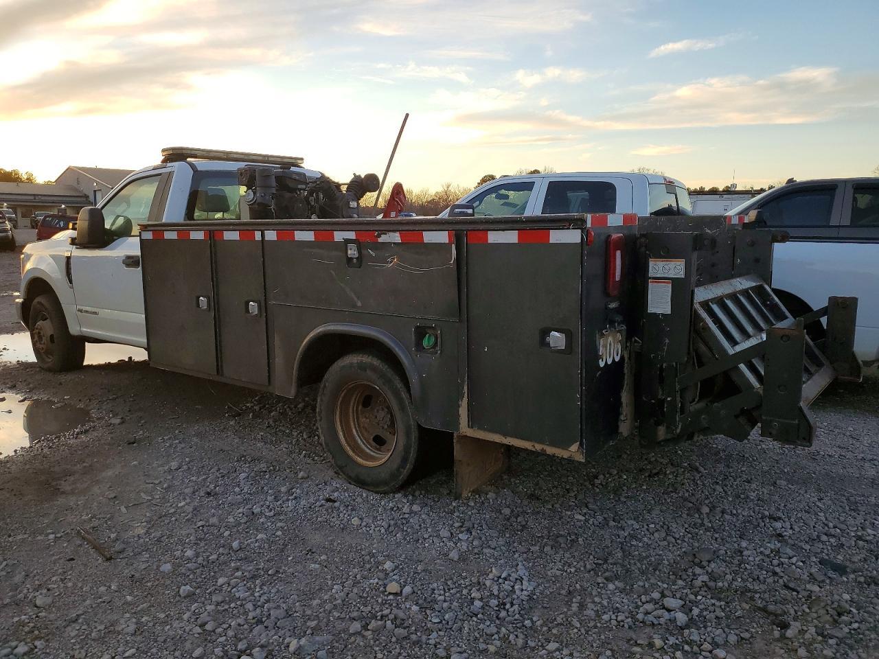 2018 Ford F350 Super Duty Utility / Service Truck - Image 2