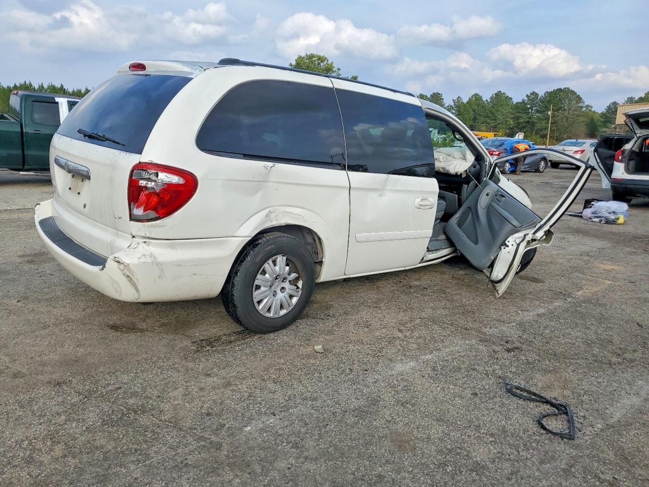 2004 Chrysler Town & Country Lx - Image 3