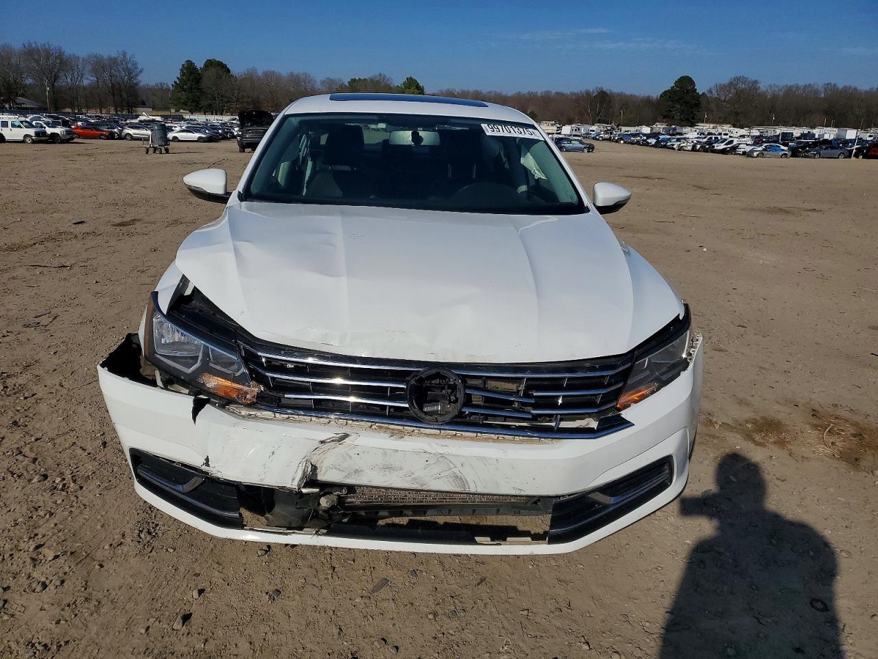 2019 Volkswagen Passat - Image 5