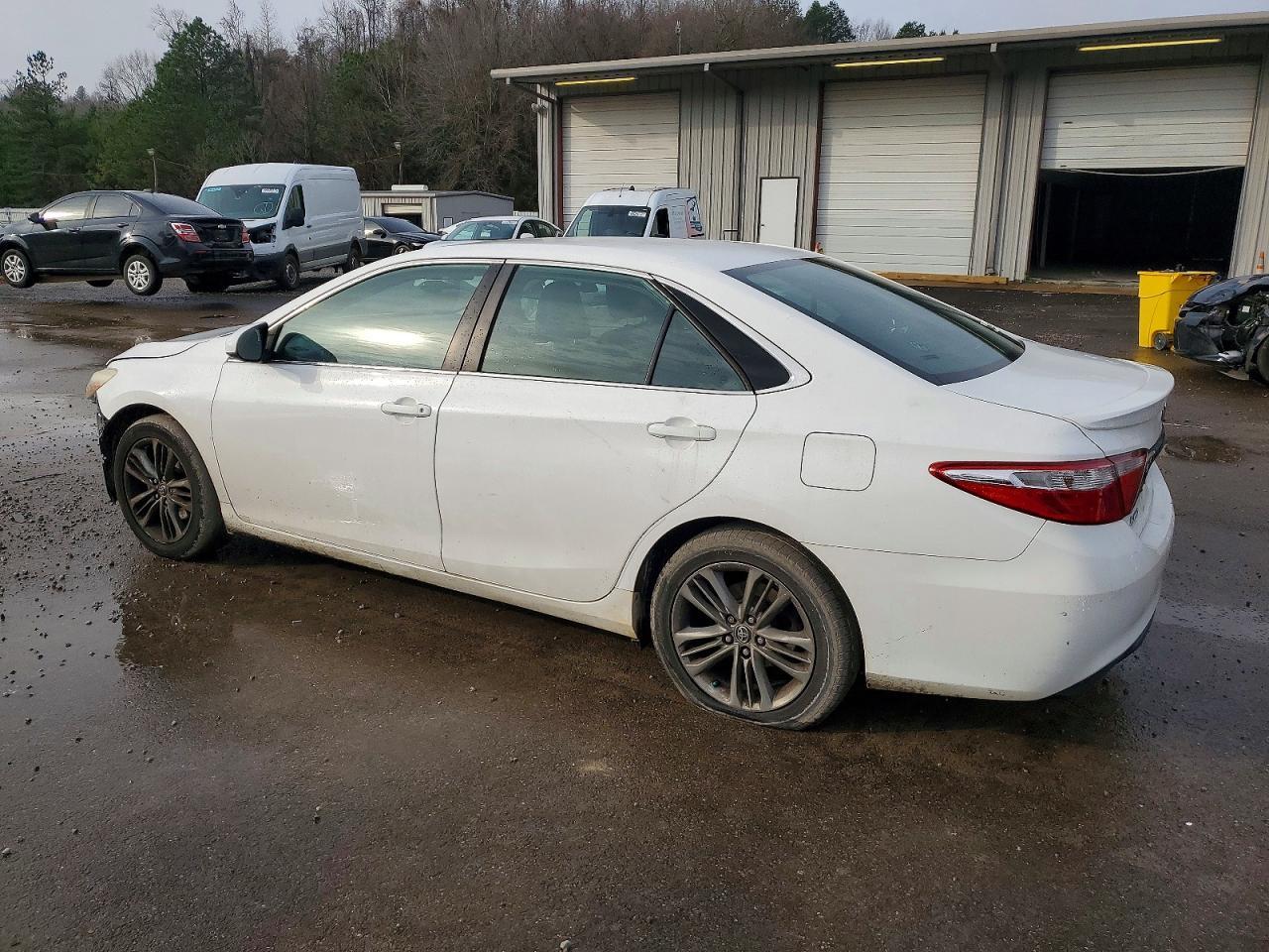 2015 Toyota Camry Le - Image 2