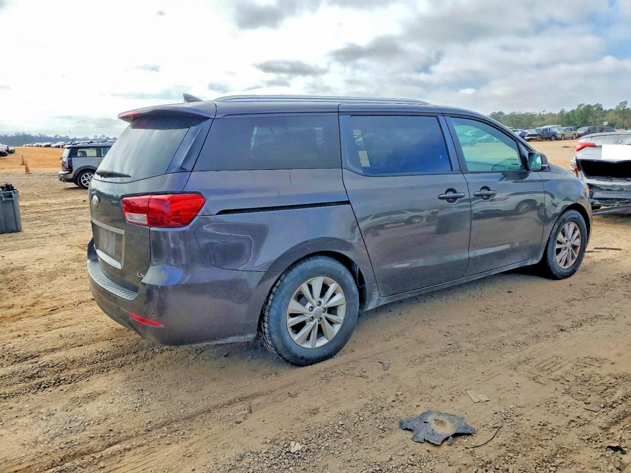 2017 Kia Sedona Lx - Фото 3