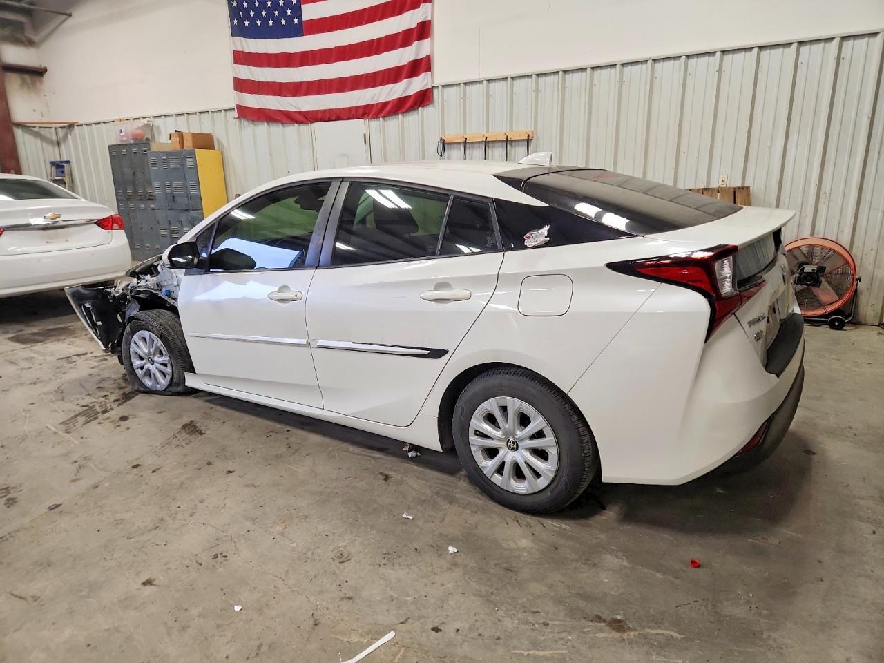 2020 Toyota Prius L Eco - Фото 2