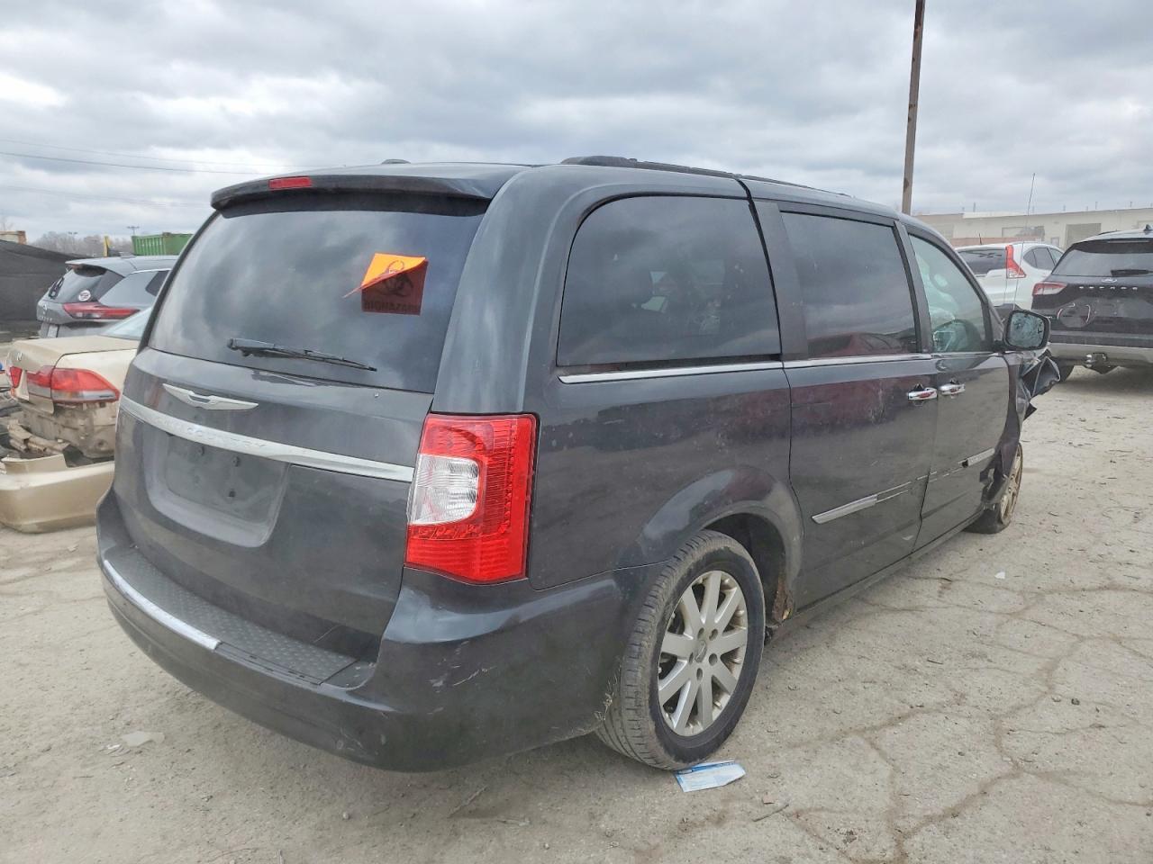 2011 Chrysler Town & Country Touring L - Фото 3