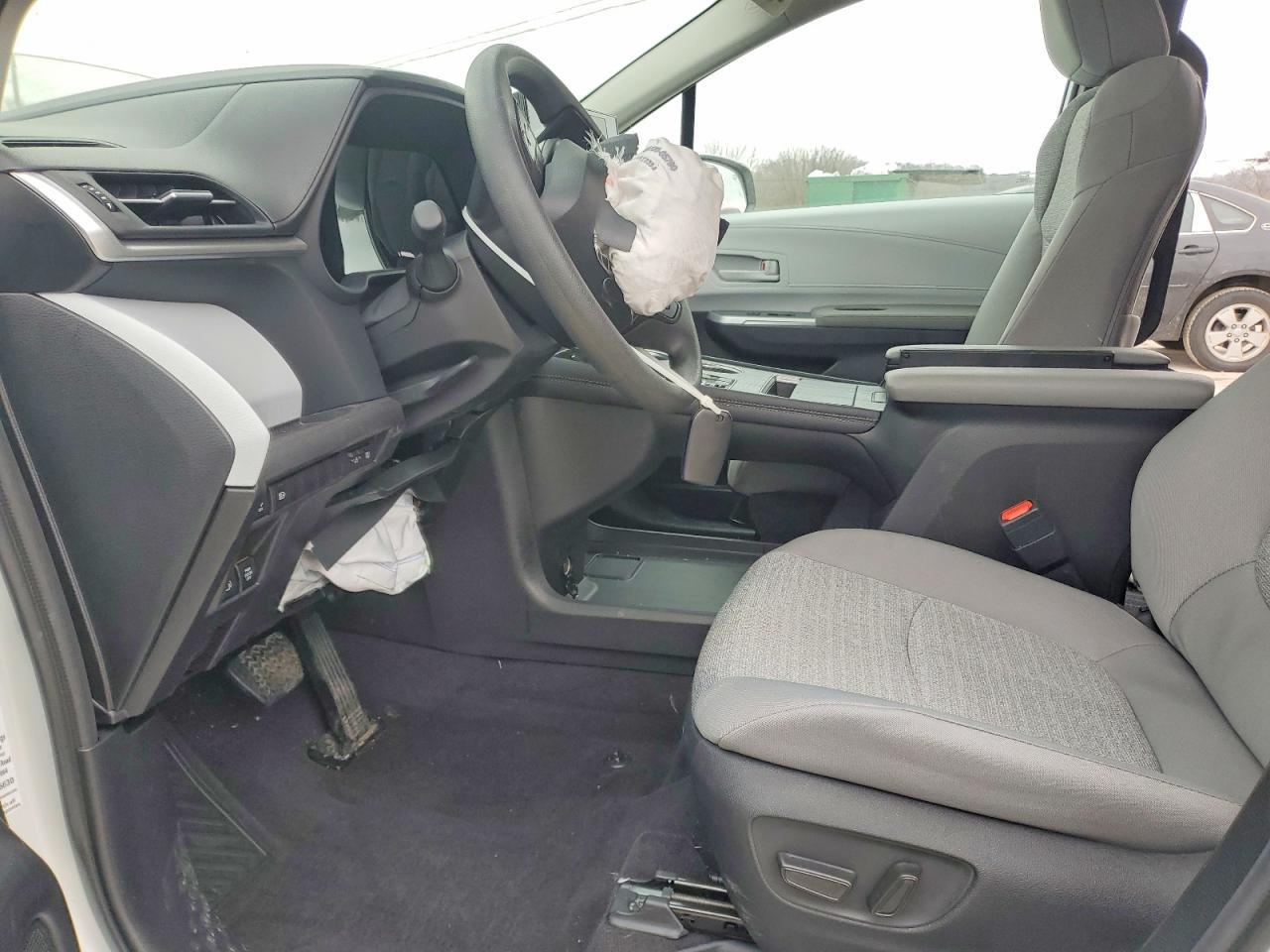 2025 Toyota Sienna Le - Image 7