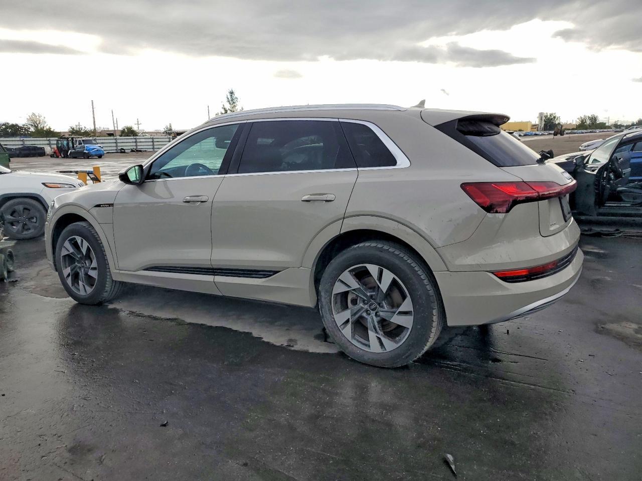 2022 Audi E-Tron Premium - Image 2