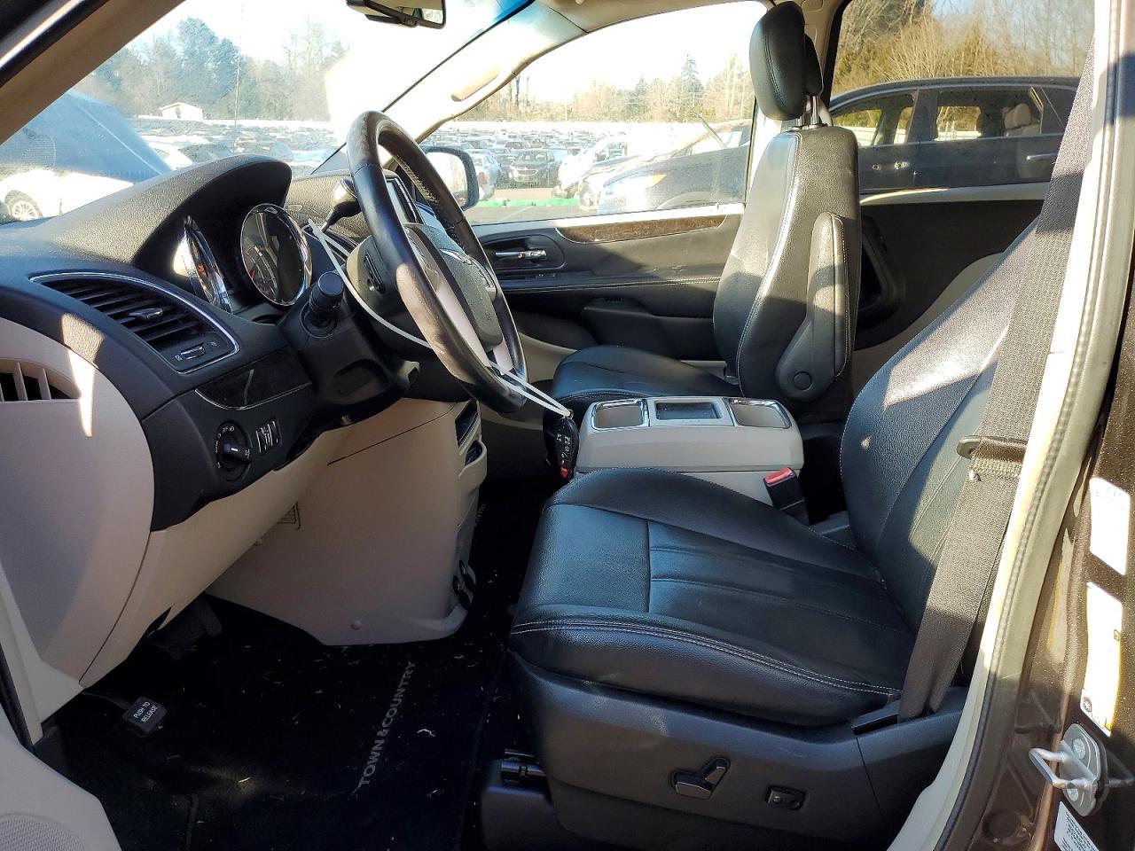 2016 Chrysler Town & Country Touring - Фото 7