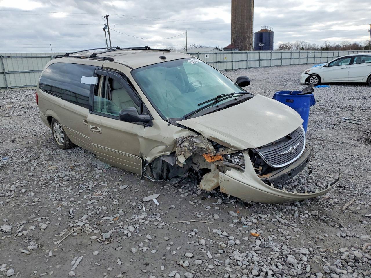2005 Chrysler Town & Country Touring - Image 4