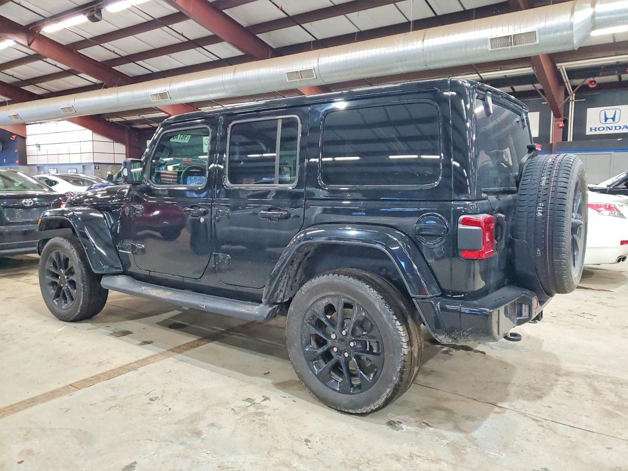 2023 Jeep Wrangler Sahara - Фото 2