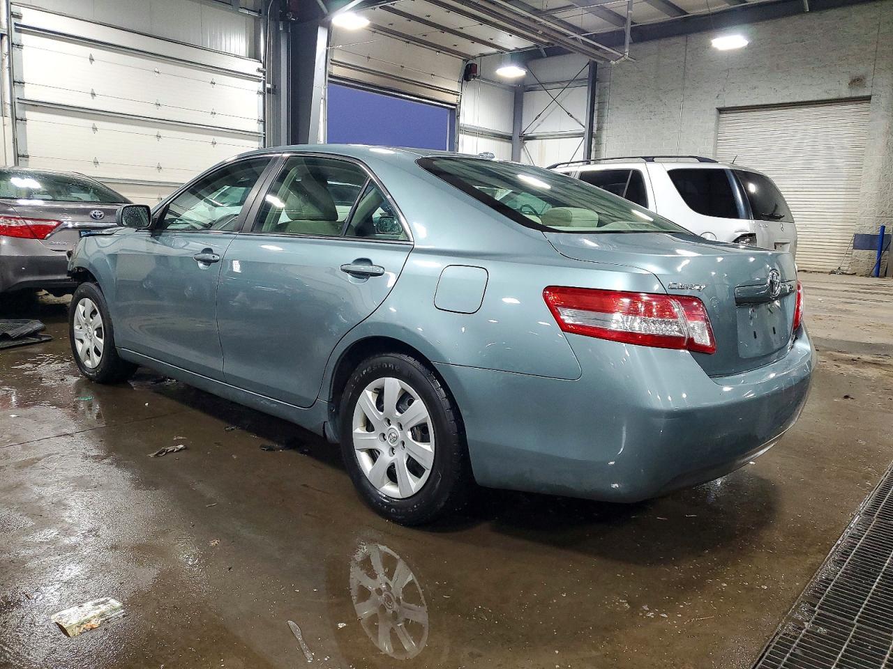 2011 Toyota Camry Le - Image 2