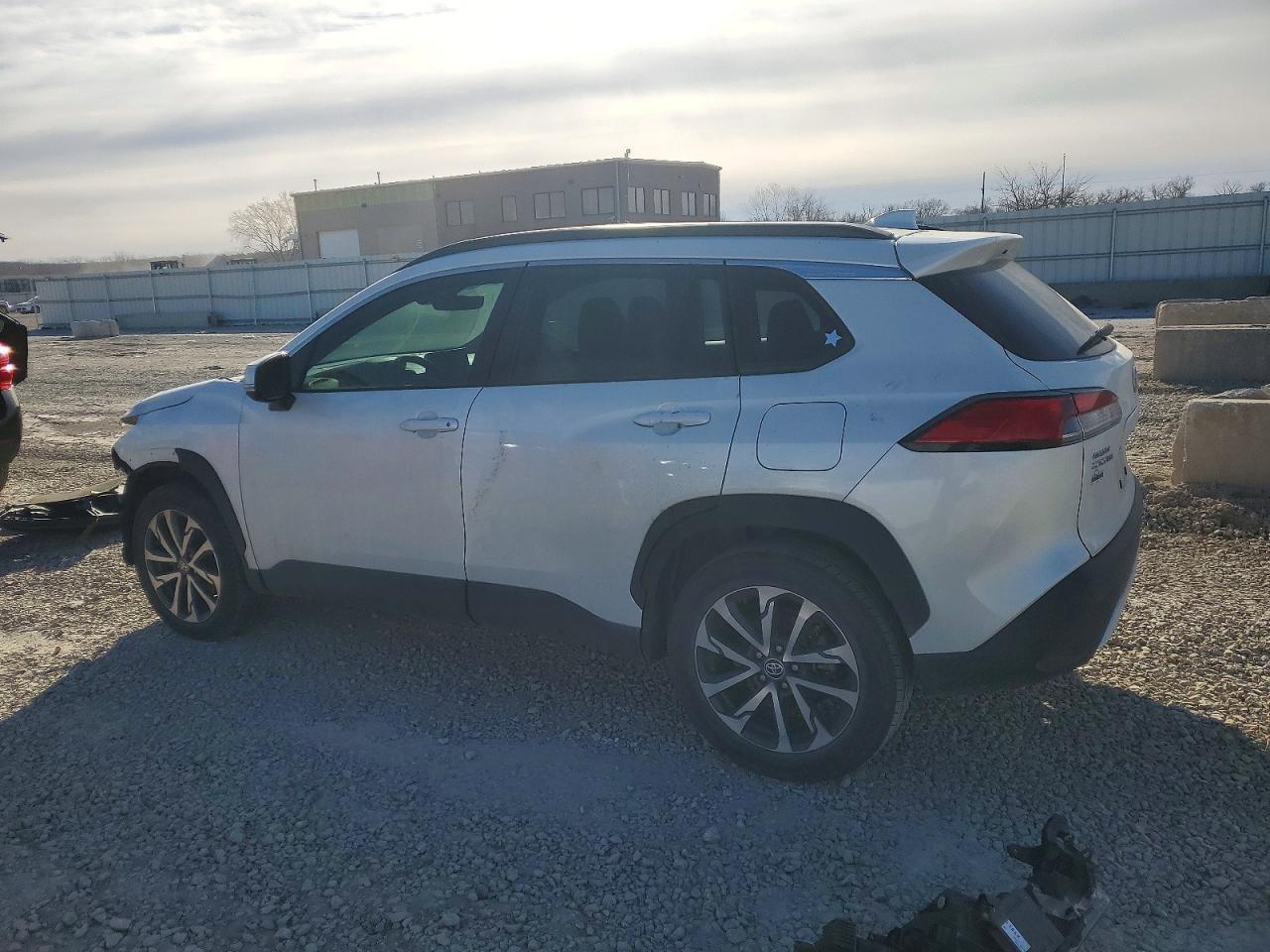 2022 Toyota Corolla Cross Xle - Image 2