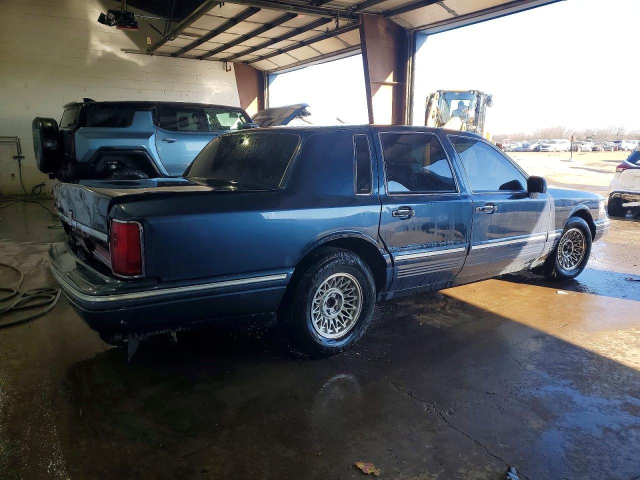1996 Lincoln Town Car Executive - Image 3