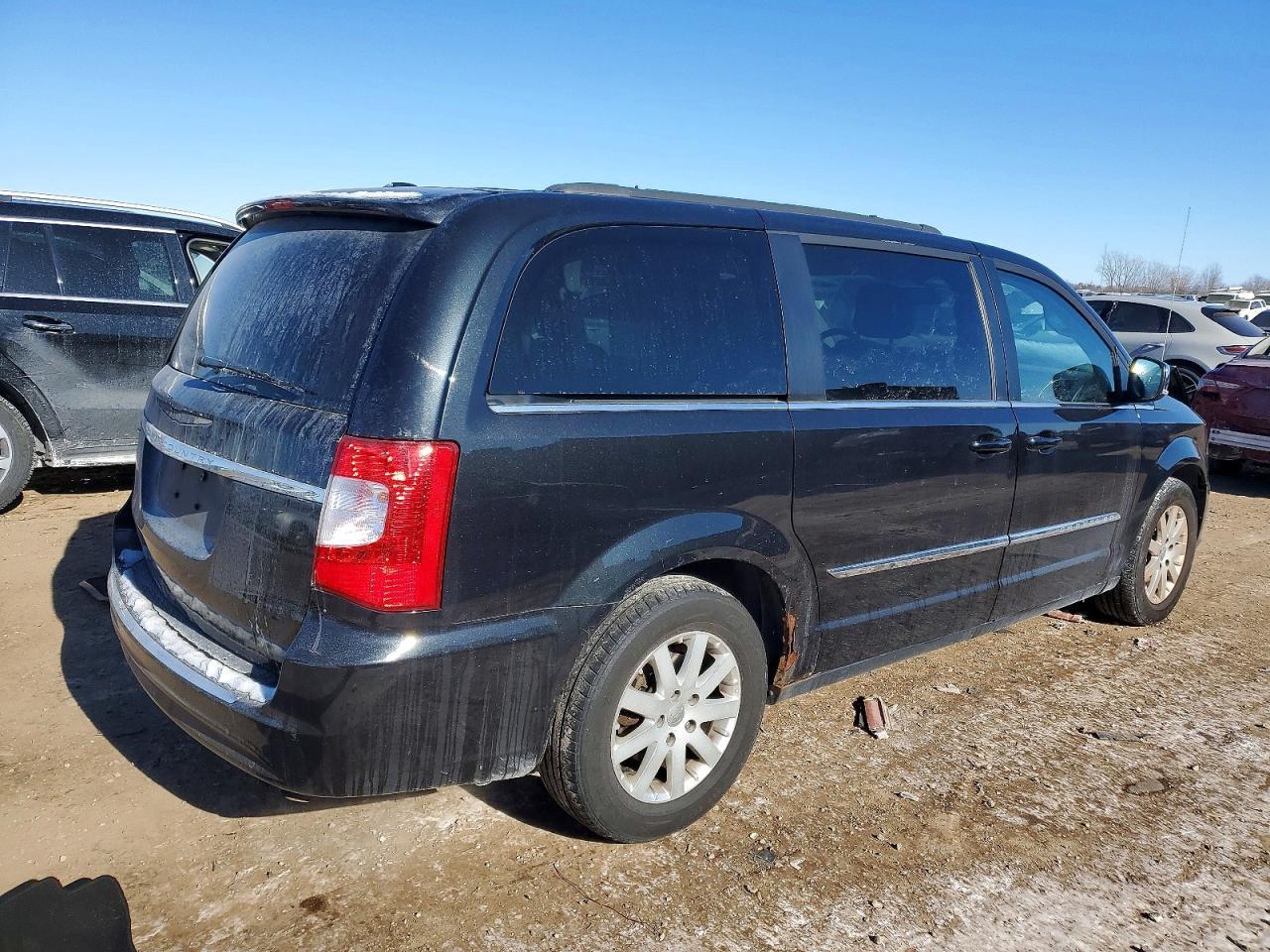 2011 Chrysler Town & Country Touring L - Фото 3
