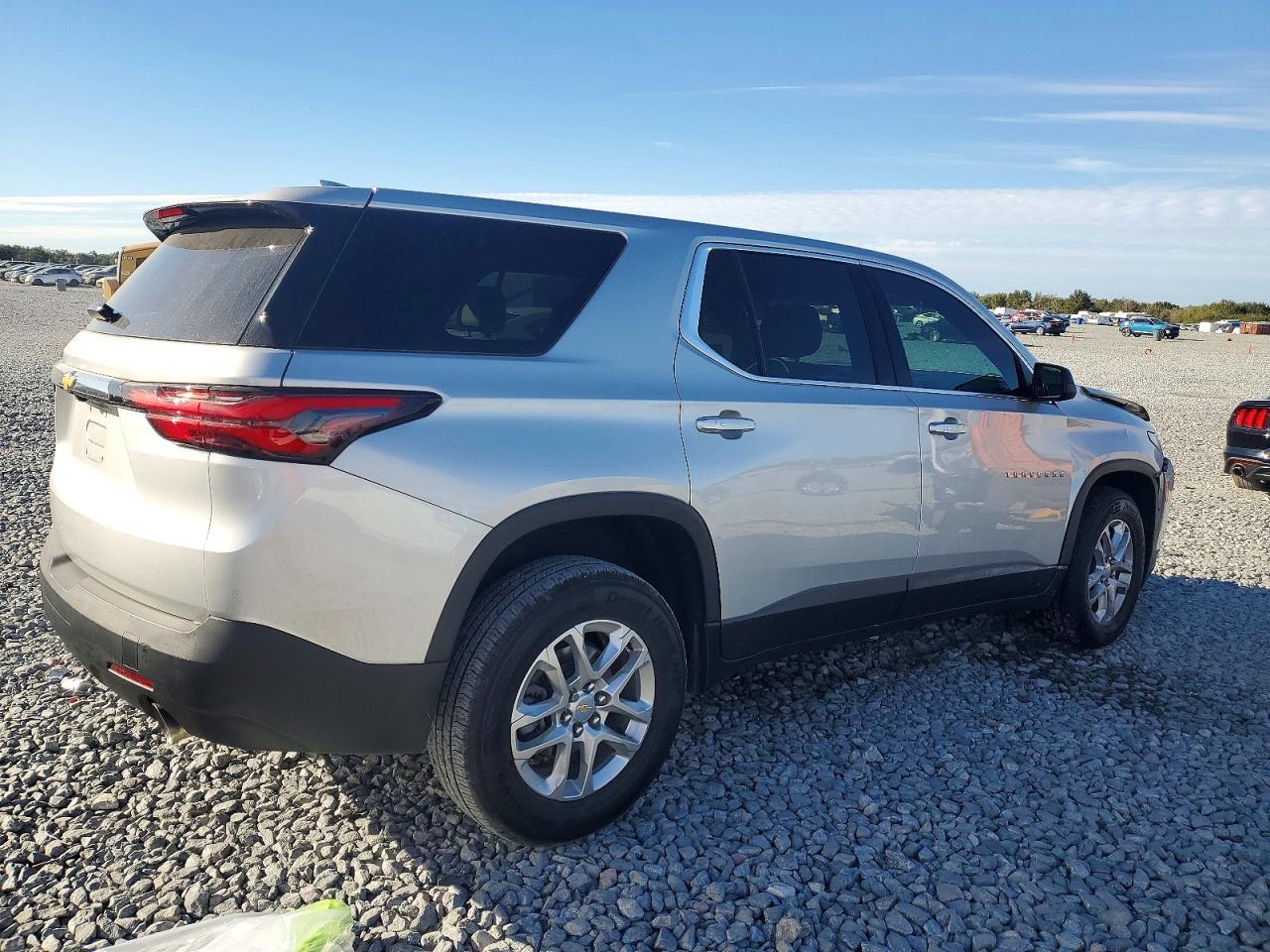 2022 Chevrolet Traverse Ls - Image 3
