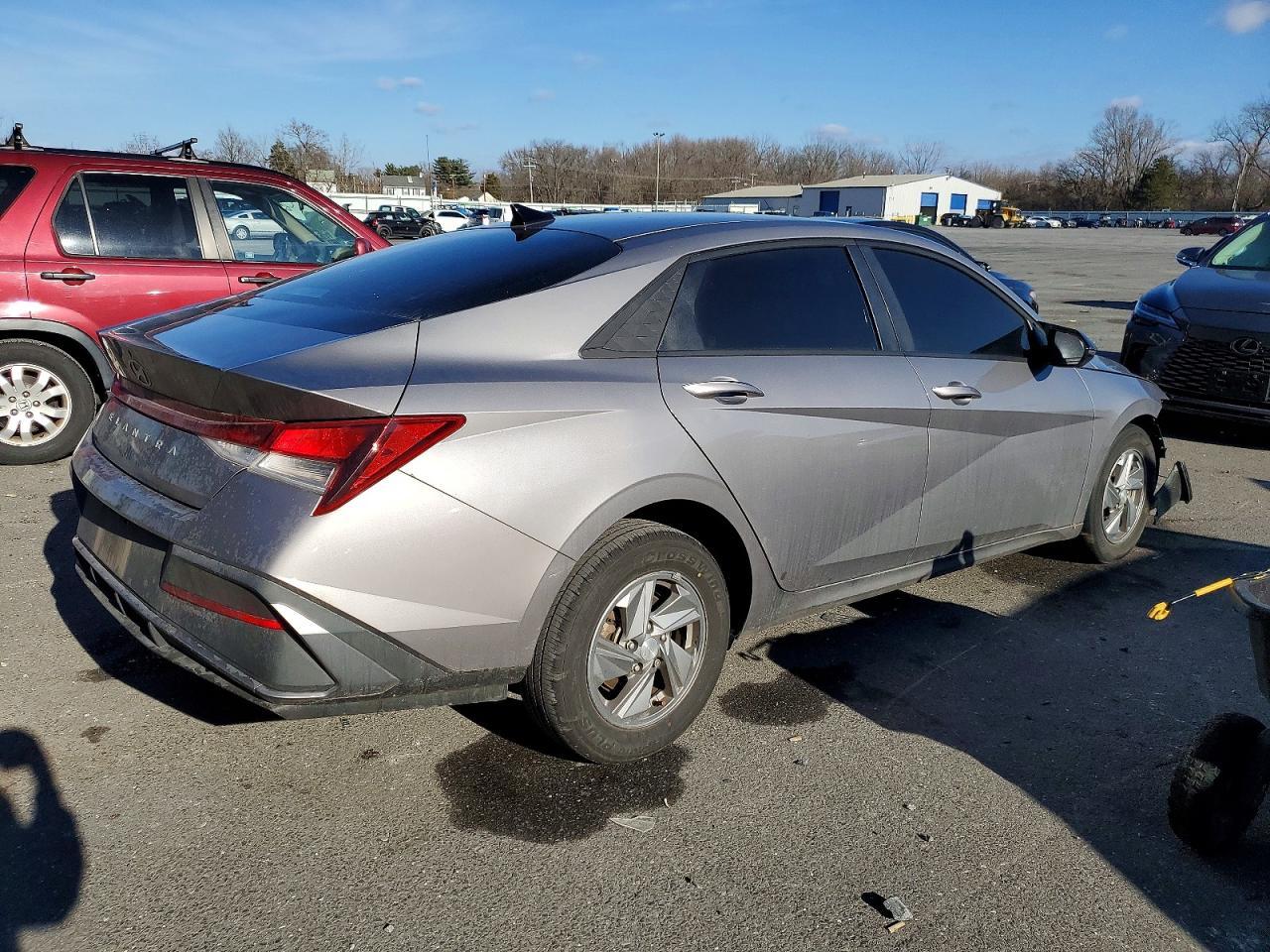 2024 Hyundai Elantra Se - Image 3