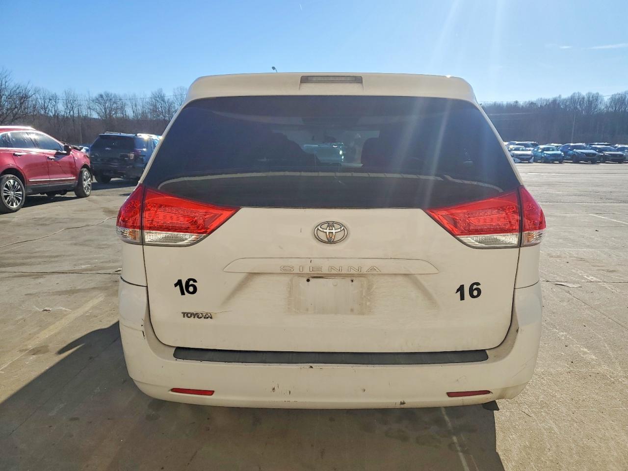 2011 Toyota Sienna - Фото 6