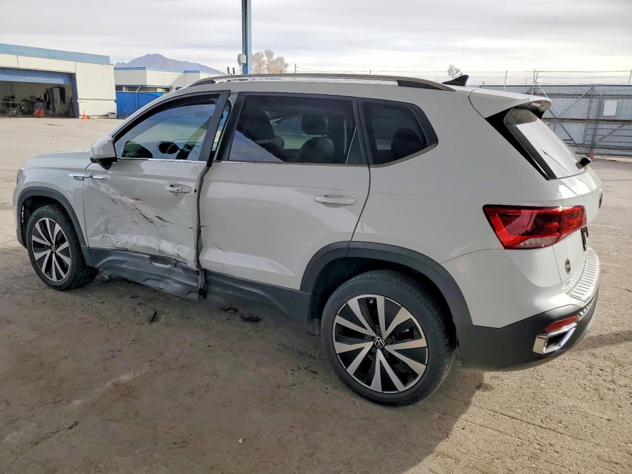2022 Volkswagen Taos Se - Фото 2