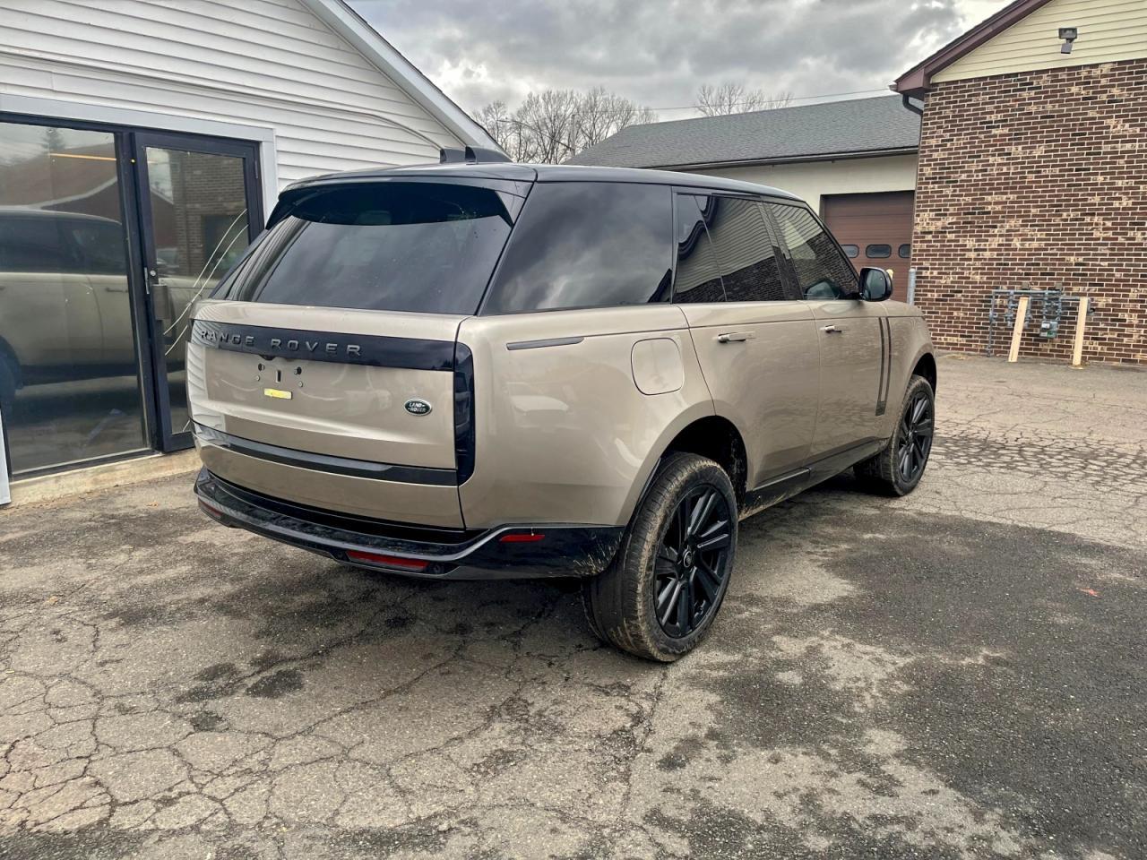 2023 Land Rover Range Rover Se - Image 3