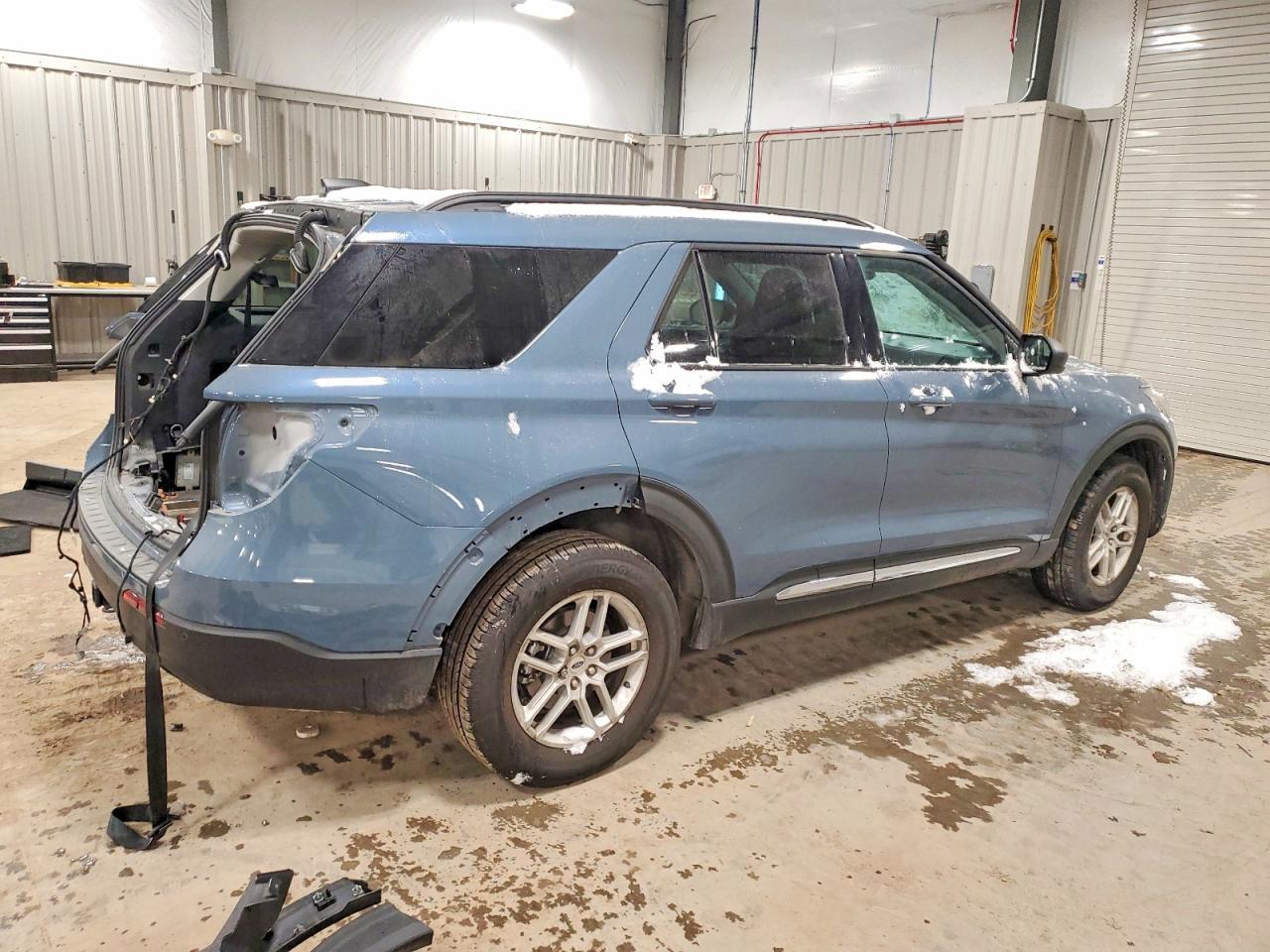 2025 Ford Explorer Active - Image 3
