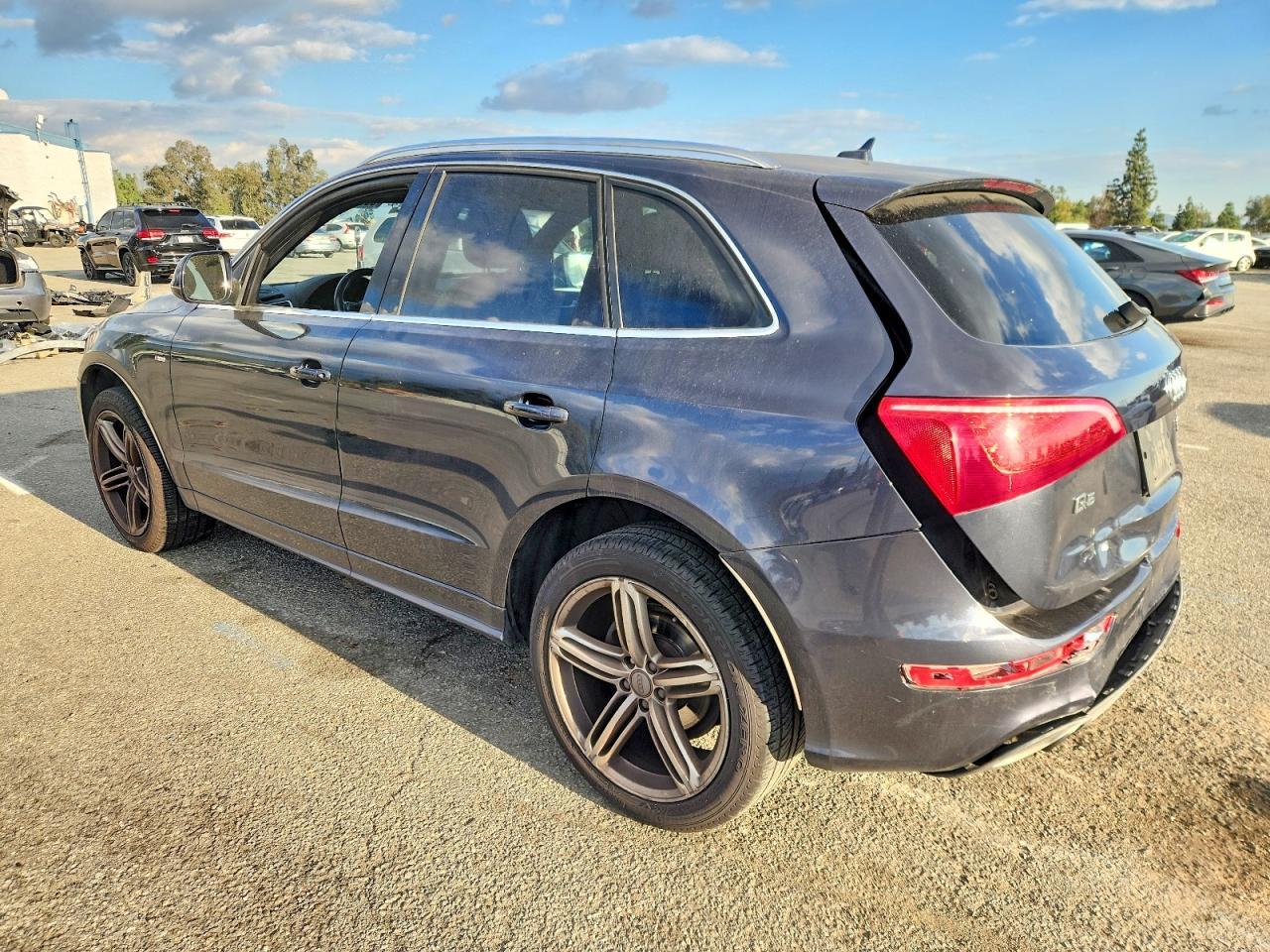 2010 Audi Q5 Premium Plus - Image 2