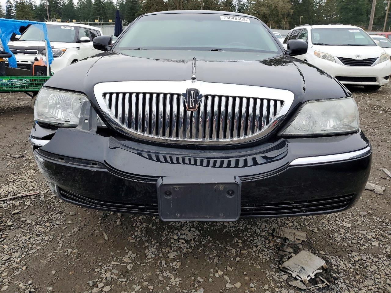 2011 Lincoln Town Car Signature Long Wheelbase - Image 5