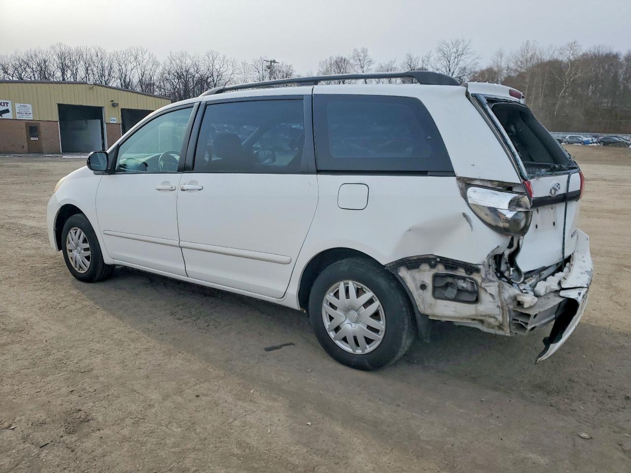 2007 Toyota Sienna Ce 7-Passenger - Image 2