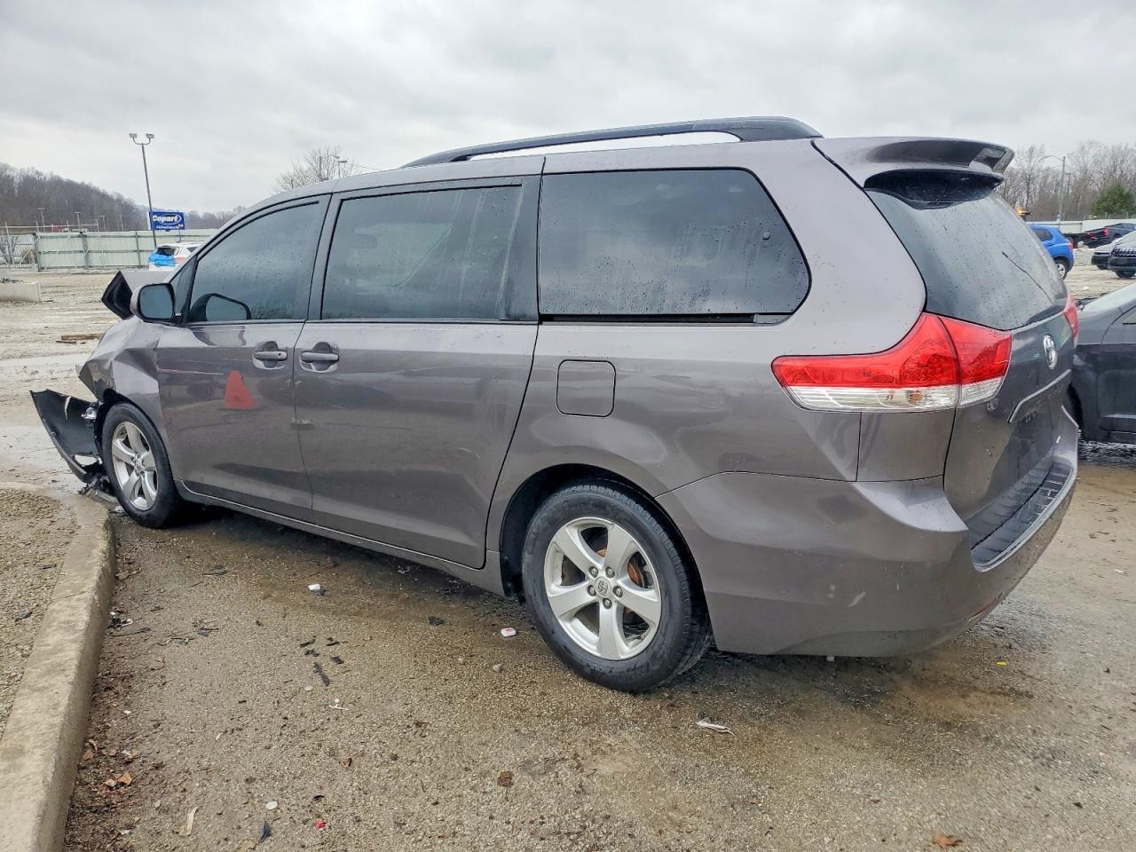 2013 Toyota Sienna Le 8-Passenger - Image 2