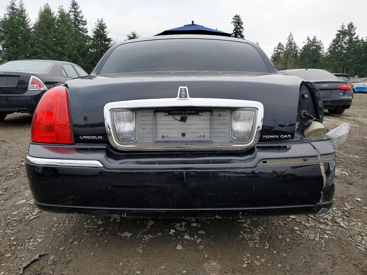 2011 Lincoln Town Car Signature Long Wheelbase - Image 6