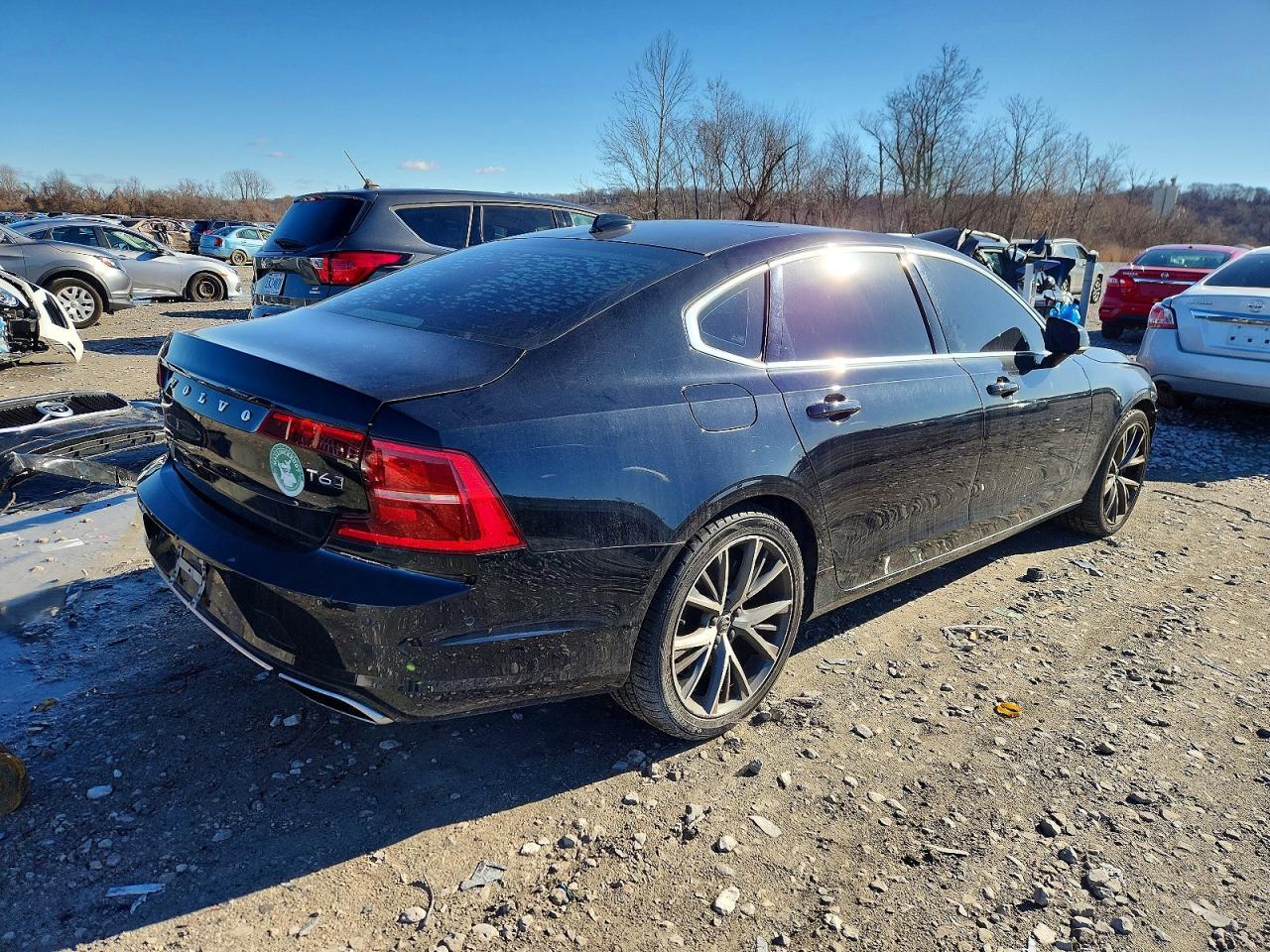 2018 Volvo S90 T6 Momentum - Image 3