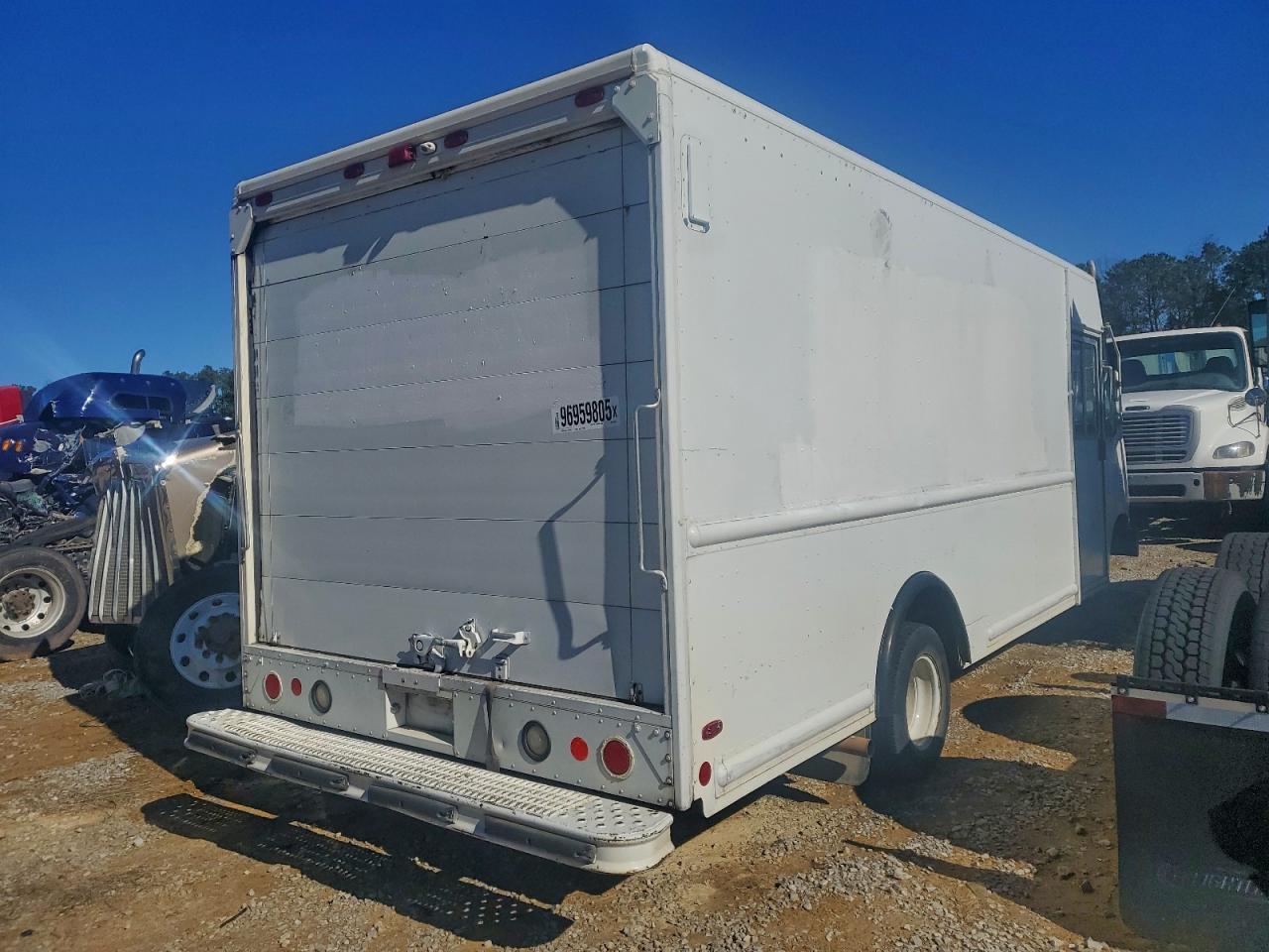 2009 Ford E450 Delivery Truck - Image 3
