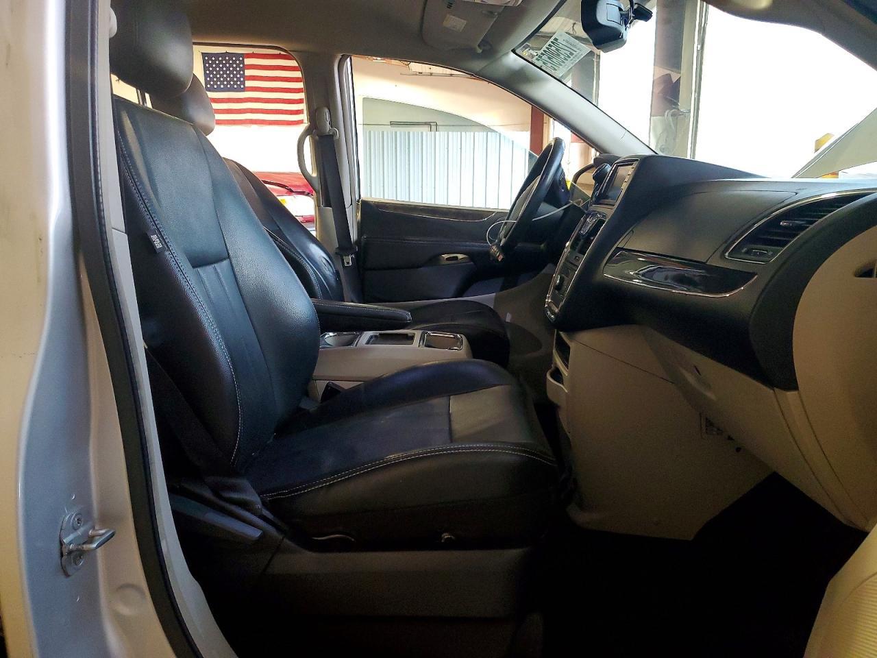 2012 Chrysler Town & Country Touring - Фото 7